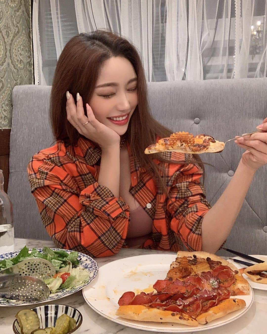 パク・ソヨンさんのインスタグラム写真 - (パク・ソヨンInstagram)「I like pizza😘🍕🍕 한동안 맛집추천이 좀 뜸했져??😝 . 친구들이 저한테 맛집 많이 물어보는데 압구정에선 탑3를 정해뒀는데 요기가 그중하나에영!! 재방문할정도면 인정했다는고🤘🏾 이보다 “더이상은 없을” 피자집!  그래서 노모어피자임 ㅋㅋ 그냥 내생각ㅋㅋ 같이간 규언니가 30년넘게 페퍼로니만 팠는데 여기가 인생 페퍼로니라고 했다  단연코 생애통틀어 1뜽이라고!! 근데 내입맛에는 또 옥수수새우피자가 더 맛났단건 안비밀ㅋㅋ결론은 둘다 반반으로드세여 ㅎㅎ😂 . . . . #노모어피자 #압구정로데오맛집 #압구정맛집 #청담맛집 #전참시피자 #피자맛집 #피자스타그램 ..」11月10日 18時50分 - ssovely1024