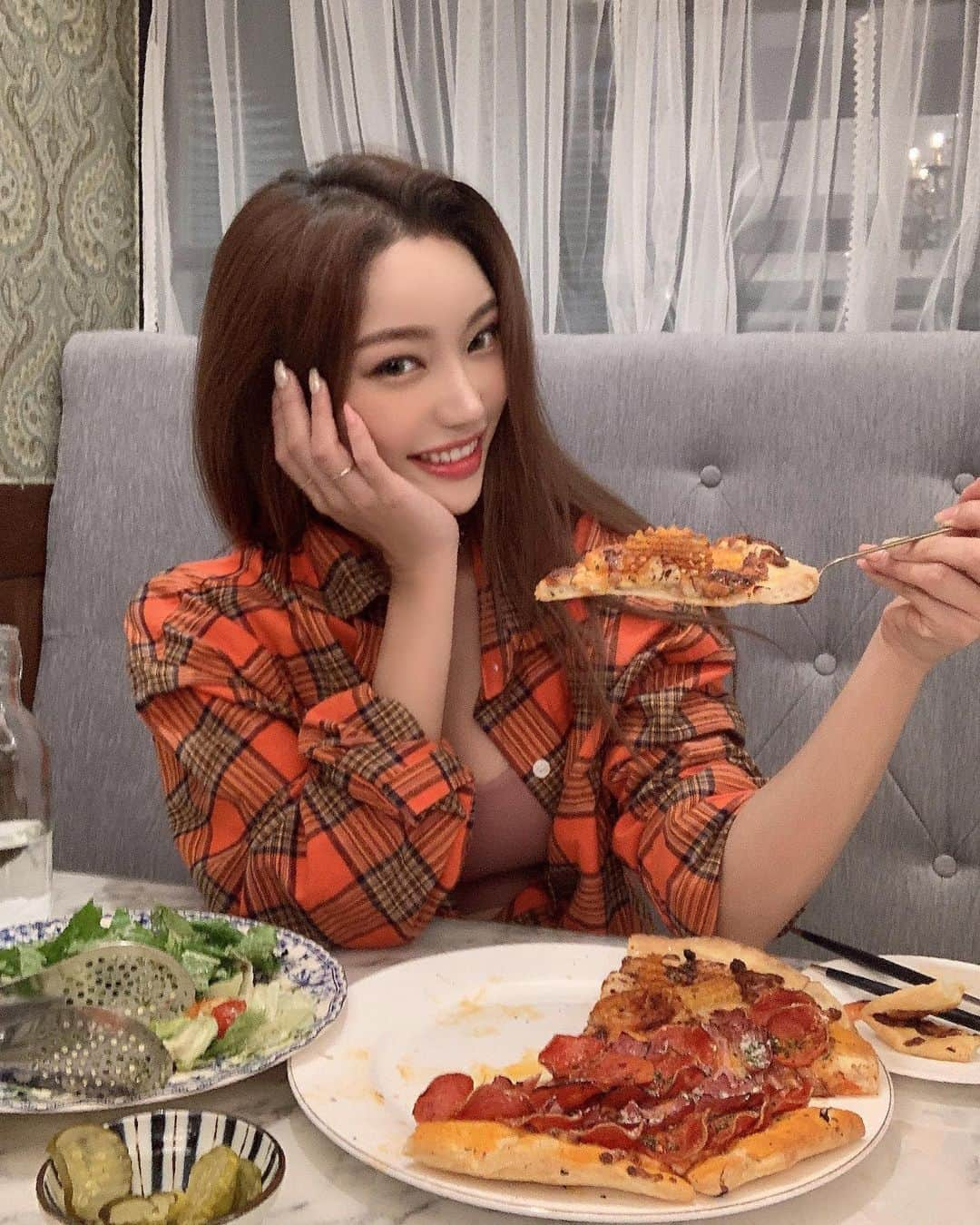 パク・ソヨンさんのインスタグラム写真 - (パク・ソヨンInstagram)「I like pizza😘🍕🍕 한동안 맛집추천이 좀 뜸했져??😝 . 친구들이 저한테 맛집 많이 물어보는데 압구정에선 탑3를 정해뒀는데 요기가 그중하나에영!! 재방문할정도면 인정했다는고🤘🏾 이보다 “더이상은 없을” 피자집!  그래서 노모어피자임 ㅋㅋ 그냥 내생각ㅋㅋ 같이간 규언니가 30년넘게 페퍼로니만 팠는데 여기가 인생 페퍼로니라고 했다  단연코 생애통틀어 1뜽이라고!! 근데 내입맛에는 또 옥수수새우피자가 더 맛났단건 안비밀ㅋㅋ결론은 둘다 반반으로드세여 ㅎㅎ😂 . . . . #노모어피자 #압구정로데오맛집 #압구정맛집 #청담맛집 #전참시피자 #피자맛집 #피자스타그램 ..」11月10日 18時50分 - ssovely1024