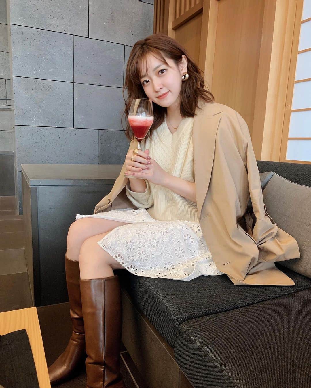 大野愛友佳のインスタグラム：「アマンのアフターヌーンティーの食前にでてきたミックスベリーのスープがとてもすきだった😊 . . 今季ロングブーツが流行ってくれてるから、なかなか着ないミニ丈も久しぶりに取り入れつつある...🤫 . たまたま見つけたこのブーツは シンプルで綺麗な形と つるんとした茶色が好み。 . スクエアの形も広めで 求めていた形だった♡ . . #アマン東京#アマン東京アフタヌーンティー#ロングブーツ#スクエアブーツ#ジャケットコーデ#キャメルコート#ニュアンスカラーコーデ#アフターヌーンティー#東京カフェ#ストロベリースイーツ#amantokyo#afternoonteas」