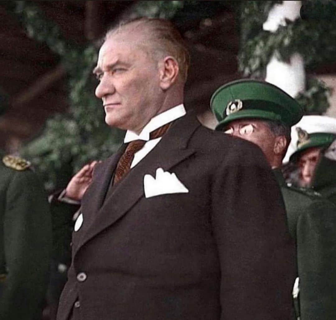 Fahriye Evcenのインスタグラム：「Saygı ve minnet'le anıyoruz.. 💐  #Atatürk #10kasım」