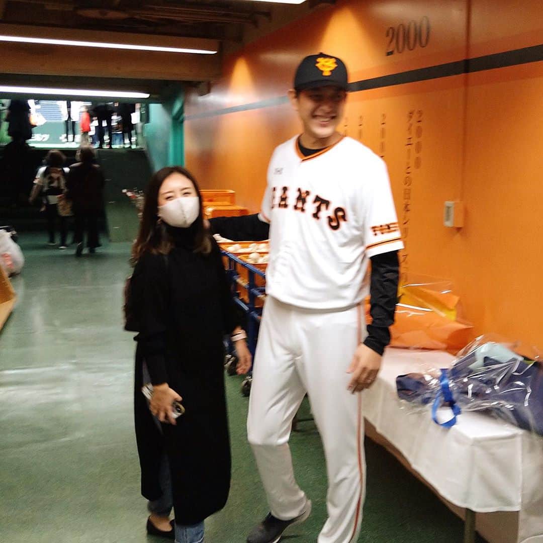 岩隈久志のインスタグラム：「皆さん本当に沢山の温かいメッセージありがとうございました！ 一つ一つお礼を言いながら読ませてもらいました☺️ 引退に関して最後の投稿です！ 一番の功労者である妻です✨ この日はスタンドから僕や子供達を見守っていてくれました☺️ 誰に対しても優しく誠実で、真っ直ぐな強さもあり、どんな時もこの笑顔で支えてくれました。 彼女のおかげで僕は人としても野球選手としても成長できました。 これからも２人で力を合わせて誰かの幸せのために生きていこうと話しています👍 妻も心からファンの皆さんに感謝しています☺️ #mywife」