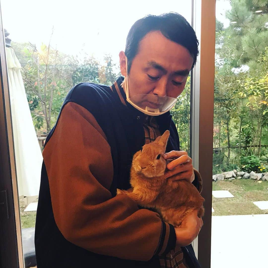 田中卓志さんのインスタグラム写真 - (田中卓志Instagram)「突撃となりの凄い家ロケでウサギを飼っているお宅にお邪魔しました！ もふもふタイム中🐰  #アンガールズ #うさぎ  #rabbit  #突撃隣のスゴイ家」11月10日 17時37分 - ungirls_tanaka