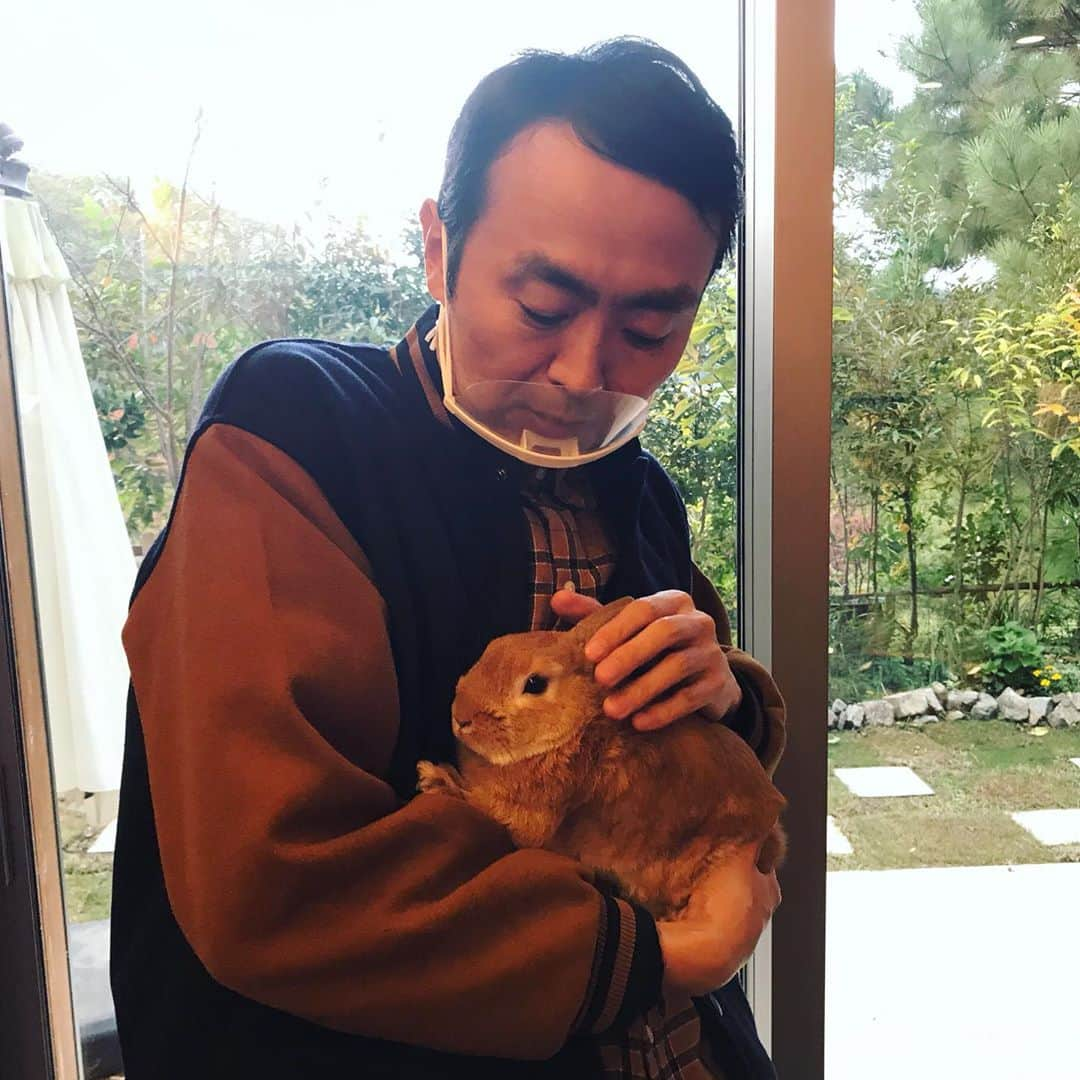 田中卓志さんのインスタグラム写真 - (田中卓志Instagram)「突撃となりの凄い家ロケでウサギを飼っているお宅にお邪魔しました！ もふもふタイム中🐰  #アンガールズ #うさぎ  #rabbit  #突撃隣のスゴイ家」11月10日 17時37分 - ungirls_tanaka