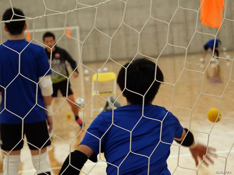 日本サッカー協会さんのインスタグラム写真 - (日本サッカー協会Instagram)「JFAフットサルGKキャンプ2020 年内最後となる2回目の活動を終える 　 将来の #フットサル日本代表 ゴールキーパー（GK）を育成、強化することを目的に3年前から実施しているフットサルGKキャンプ。2020年2回目の活動を11月8日(日)から #高円宮記念JFA夢フィールド で開催しました。U-23およびU-18年代の選手が10名選出され、フットサル日本代表の #内山慶太郎 GKコーチとフウガドールすみだ所属の #富澤孝 アシスタントGKコーチが2日間指導を行いました。  冒頭のミーティングで内山コーチから、オンザピッチだけでなくオフザピッチでも模範となるような振る舞いを常に心掛け、多くのことを吸収できるよう一瞬一瞬を大切に充実した2日間にしてほしいとメッセージが伝えられました。前週に行われた第1回キャンプ同様、トレーニングは計3セッションに分けて行われ、初日は各90分のトレーニングを2セッション実施しました。前半は至近距離からのシュートに対するブロックやボール配給のディストリビューションに焦点を当て、後半はミドルシュートに対応するセービングとディストリビューションに特化したメニューとなりました。  夕食後のミーティングでは各選手が「選手としての目標」、「プレー面の目標」、「プレー面の課題」を発表。また前回のAFC U-20フットサル選手権2019の優勝メンバーである #伊名野慎 選手が、当時どのような心境で日々を過ごしていたか、またどんな状況においても準備し続けることがチャンスを掴むことに繋がるという実体験を他の9選手と共有しました。  翌日は足元の技術力向上を目指し、普段はGKの選手たちである10人が交代しながらFPの役割を担って、ハーフコートでのミニゲームを実施しました。状況判断や意図のあるパスを意識するよう指示があり、選手たちはいつも以上に頭を使いながらプレーしました。初日に実践した内容を複合的に行う、試合に近い内容となり、充実した全3セッションのトレーニングを締めくくりました。  GKという専門的かつFPに比べて試合出場のハードルが高いポジションで日々努力をする選手たち。同世代の同ポジションの選手とはライバルである一方、同じ悩みや目標を分かち合える関係でもあります。本活動を通して関係性を築き、時間が経つごとに積極的にコミュニケーションを取る姿が見られ、良い雰囲気の中で2020年のフットサルGKキャンプは幕を閉じました。今後も継続して育成年代のフットサルGKを強化していきます。 　 #futsal #daihyo #jfa」11月10日 17時37分 - japanfootballassociation
