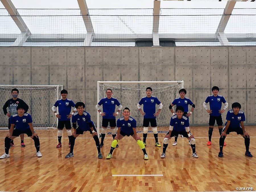 日本サッカー協会さんのインスタグラム写真 - (日本サッカー協会Instagram)「JFAフットサルGKキャンプ2020 年内最後となる2回目の活動を終える 　 将来の #フットサル日本代表 ゴールキーパー（GK）を育成、強化することを目的に3年前から実施しているフットサルGKキャンプ。2020年2回目の活動を11月8日(日)から #高円宮記念JFA夢フィールド で開催しました。U-23およびU-18年代の選手が10名選出され、フットサル日本代表の #内山慶太郎 GKコーチとフウガドールすみだ所属の #富澤孝 アシスタントGKコーチが2日間指導を行いました。  冒頭のミーティングで内山コーチから、オンザピッチだけでなくオフザピッチでも模範となるような振る舞いを常に心掛け、多くのことを吸収できるよう一瞬一瞬を大切に充実した2日間にしてほしいとメッセージが伝えられました。前週に行われた第1回キャンプ同様、トレーニングは計3セッションに分けて行われ、初日は各90分のトレーニングを2セッション実施しました。前半は至近距離からのシュートに対するブロックやボール配給のディストリビューションに焦点を当て、後半はミドルシュートに対応するセービングとディストリビューションに特化したメニューとなりました。  夕食後のミーティングでは各選手が「選手としての目標」、「プレー面の目標」、「プレー面の課題」を発表。また前回のAFC U-20フットサル選手権2019の優勝メンバーである #伊名野慎 選手が、当時どのような心境で日々を過ごしていたか、またどんな状況においても準備し続けることがチャンスを掴むことに繋がるという実体験を他の9選手と共有しました。  翌日は足元の技術力向上を目指し、普段はGKの選手たちである10人が交代しながらFPの役割を担って、ハーフコートでのミニゲームを実施しました。状況判断や意図のあるパスを意識するよう指示があり、選手たちはいつも以上に頭を使いながらプレーしました。初日に実践した内容を複合的に行う、試合に近い内容となり、充実した全3セッションのトレーニングを締めくくりました。  GKという専門的かつFPに比べて試合出場のハードルが高いポジションで日々努力をする選手たち。同世代の同ポジションの選手とはライバルである一方、同じ悩みや目標を分かち合える関係でもあります。本活動を通して関係性を築き、時間が経つごとに積極的にコミュニケーションを取る姿が見られ、良い雰囲気の中で2020年のフットサルGKキャンプは幕を閉じました。今後も継続して育成年代のフットサルGKを強化していきます。 　 #futsal #daihyo #jfa」11月10日 17時37分 - japanfootballassociation