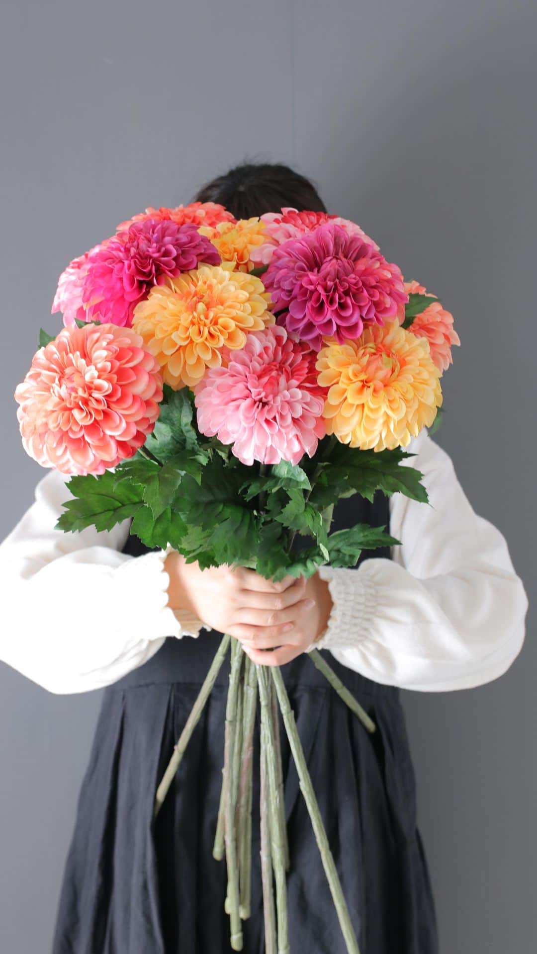 東京堂アーティフィシャルフラワーMAGIQのインスタグラム：「・ 【アーティフィシャルで季節を迎える】 ～Ｗinter Color Flower🎍NewYear (ウィンターカラーフラワー🎍新春）～ ・ 『What's your favorite color ?』 コロンとした丸いフォルムにグラデーション感が絶妙なまりか菊🌼 貴方を素敵に♬ そして、輝かしい新年を華やかに彩ります！ ・ FM1845-4.6.12.102  まりか菊 ・ ・ 【ジョイフル クリスマス🎄キャンペーン】開催中！ 期間:2020年11月2日(月)〜11月30日(月) 入賞→ ６名 発表→ 12月3日(木) 、4日（金） ・ ●テーマ 【クリスマス🎅】の写真を投稿してください。 ・ 応募は簡単！ 以下参加方法にて、どなたでも参加OKです。 ◎参加方法 ① @magiq.jp をフォロー ② #magiqクリスマス2020 をタグ付けて投稿して下さい！ ・ 皆さまのご参加をお待ちしております！！ ・ ・ #MAGIQ #MAGIQのある暮らし #TOKYODO #東京堂 #アーティフィシャルフラワー #アーティフィシャル #アートフラワー #造花  #フェイクフラワー #花 #花のある暮らし #花のある生活 #花好きな人と繋がりたい #花を飾る #インテリア #インテリアフラワー  #フラワーデザイン #フラワーアレンジメント #フラワーアレンジ #アレンジメント #artificial #artificialflower #flowerofinstagram #flowersoninstagram  #winterflowers #花藝 #꽃스타그램  #菊」