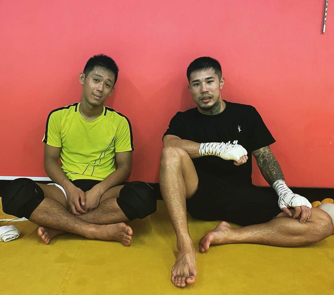中村寛のインスタグラム：「力哉と試合前のラスト追い込み後の写真🥊 もー練習したなり過ぎてやばい😭 . . . . #格闘技 #キックボクシング  #kickboxing #mma #rise #deep #rizin  #practice #training #workout  #bkgym #追い込み #練習 #試合前  . .」