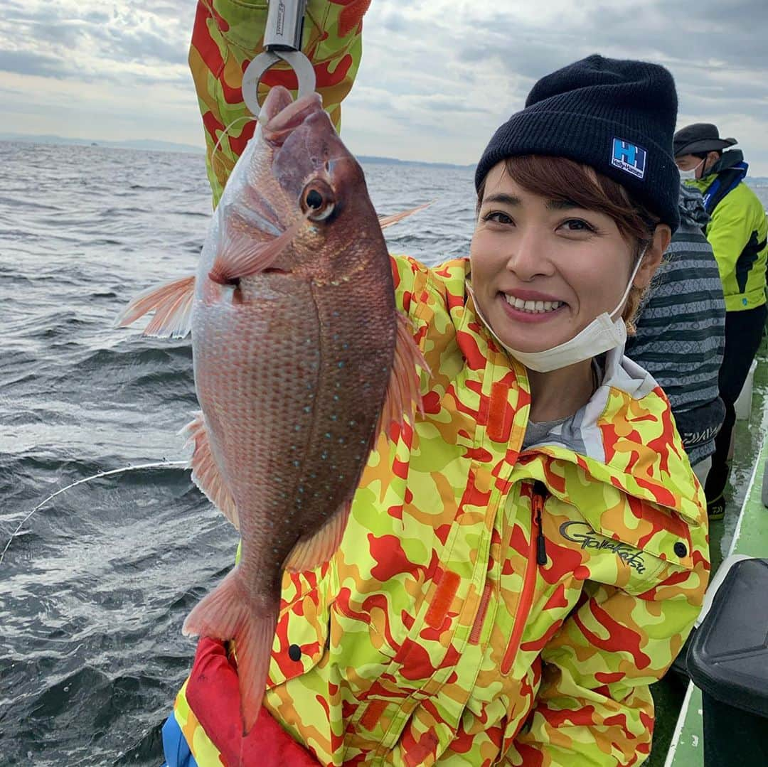 川目梢のインスタグラム：「釣りバカ日誌のロケ地『太田屋』さんにお邪魔した時。 釣りバカ日誌好きだから、なんか、感動だったなー❤️ この日、見学隊だったんだけど、急きょ釣りすることになりまして… 船中1尾目釣り上げ そんでもって鯛めしサイコーだったなり🌷  #釣り#釣りバカ日誌 #太田屋 #マダイ #鯛めし #釣りガール #釣り好きな人と繋がりたい #釣り女子 #釣りスタグラム #釣り好き #釣りバカ」