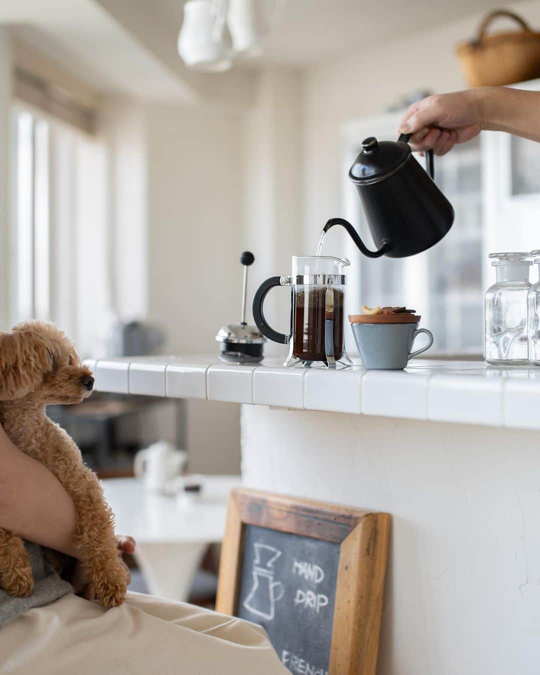 cafe_no_maのインスタグラム：「Make every corner of my home comfortable . Whenever I finish cleaning the kitchen, I feel like a cup of coffee. . 家の隅々まで気持ちの行き届いた空間に。すっきりとお掃除が終わったあとのキッチン。思わずコーヒーが飲みたくなる瞬間です🐶 .  フレンチプレスなどカフェノマの普段使いのお気に入りについては　  @cafenoma.style ・ ・」
