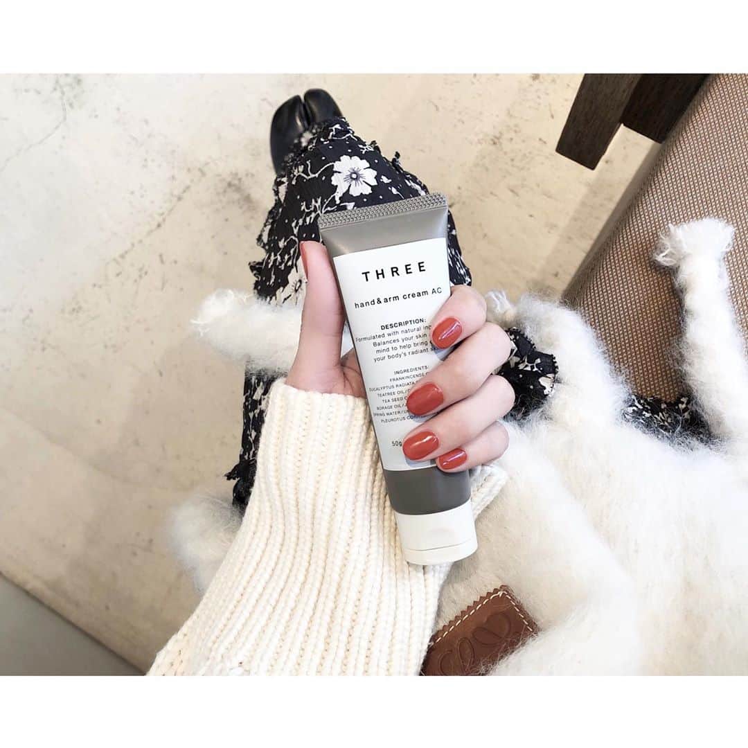 kumiのインスタグラム：「new nail. 冬の白アイテムに映える赤ネイル。  #galerievie#loewe#isabelmarantetoile #threecosmetics」