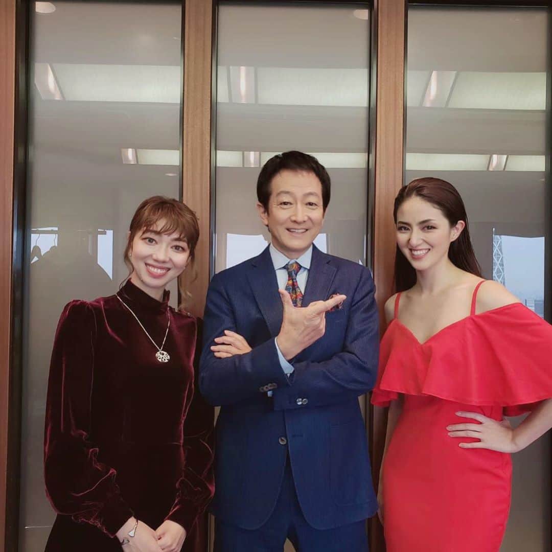 のインスタグラム：「今年もミスワイン🍷の審査員をしてきました🙇‍♀️ お馴染みのあやちゃんと辰巳卓郎さんと。  こういう審査をしていて言うのもなんですが、どうしても順位を付けなければいけませんが、美しさは主観でしょ？と思ってしまいます。  美しさは、他人に決められる物でもないし外見なんて年取ればだんだん失われるのは世の常です。でも、努力して得た知識や、技術や誇りを持った生き方はどんなに年齢を重ねても奪われる事はなく、そうして得た美しさは更に増す物だと私は信じています。  逆に外見ばかり気にしている女性の方が行く末が恐ろしすぎます😭  だから、賞を獲った人も悔しい思いをした人も、どうか内から溢れ出る美しさを追求してこれから精進して、素晴らしい人生を歩んで欲しいです‼️  来年はどんな女性達に出会えるか楽しみです✨  #ミスワイン #審査員  #ミスコン」