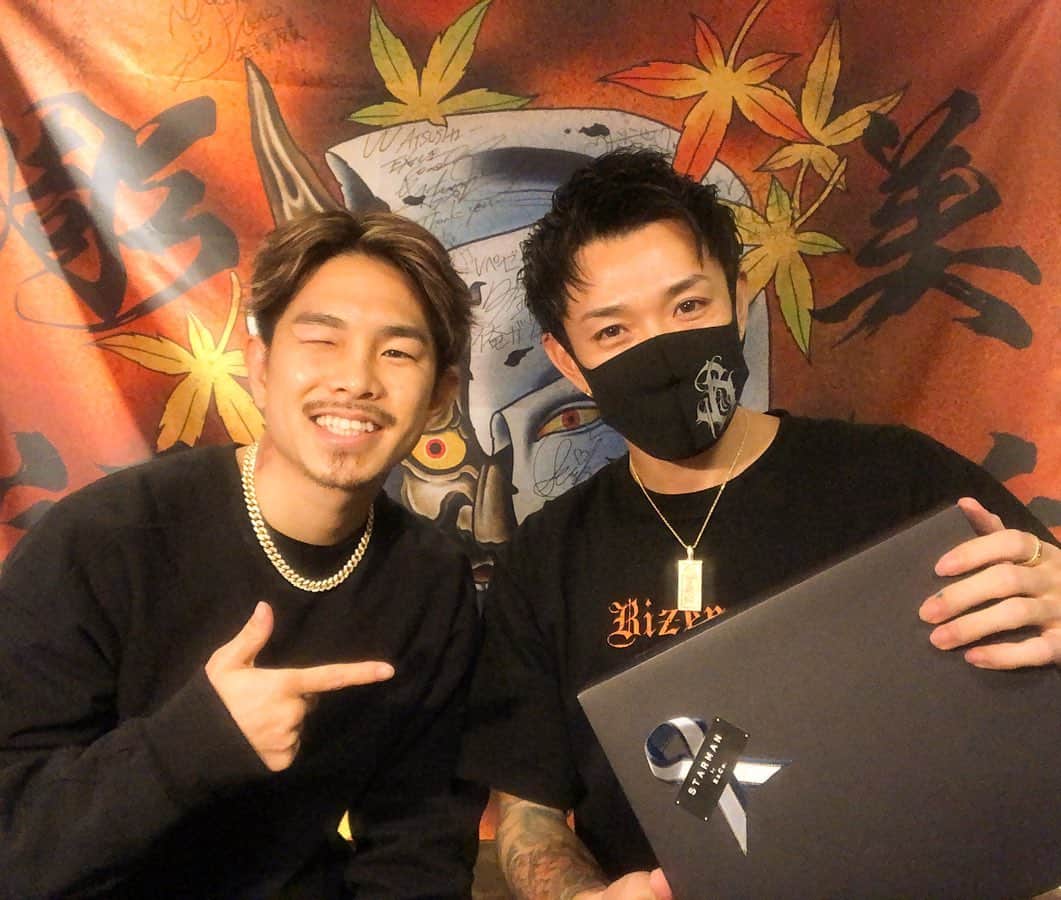 彫師美漸のインスタグラム：「🎁 @kazuto_ioka_official @emi.i.0619  ・ お祝いありがとうございます😆🙏✨ ・ #井岡一翔　#美漸」