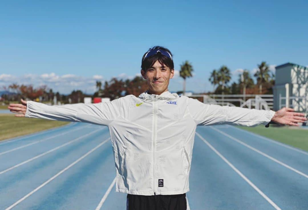 服部勇馬のインスタグラム：「良い天気☀️ 新しいウェアで走ると気分も乗る🏃‍♂️  今年のロードレースは、例年とは違った応援方法となります。 ご理解、ご協力をお願いします。 どんな形であっても、皆さんの応援は選手の原動力になります！  #nike#駅伝#マラソン#リモート観戦#応援よろしくお願いします」