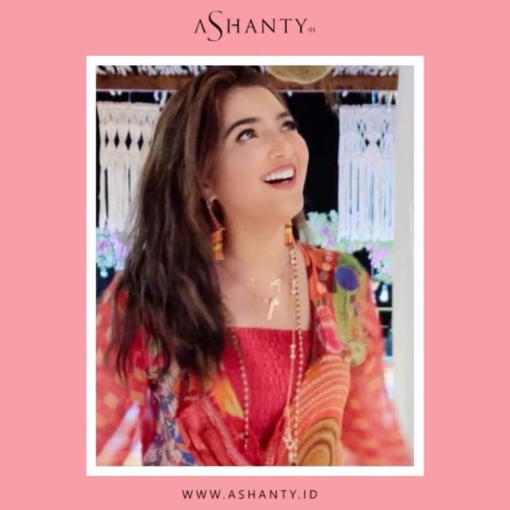 ASHANTY BEAUTY CREAM OFFICIALのインスタグラム：「Happy banget!!!! Diusia yang sudah tidak lagi muda tapi kulit wajah tetap terihat awet muda ? Mau tahu rahasianyaaaa ????   Rutin perawatan menggunakan Ashanty Beauty Cream ✨  Yuk buat kamu yang ingin kulit wajahnya terlihat lebih sehat, cerah berseri dan awet muda mulai merawat wajah dati sekarang menggunakan skincare yang tepat, halal, aman digunakan dan pastinya hasilnya nyataaa 😍  _____________________________ Informasi dan pemesanan  Ashanty Beauty Cream Chat Via WA : WA: 081293823950 WA: 081287388885 WA: 087778489900 WA: 085781140354 ⚡️ Fast Respons Click Link On Bio Instagram @ashantyid ❣️ ______________________________ #ashantybeautycream #creamashanty #skincareashanty #skincare #skincareartis #skincarelokal #creamwajah #creamperawatanwajah #obatjerawat #jerawat #kosmetik #krimwajah #creamwajah #whiteningcream #ashantyid #ashanty」