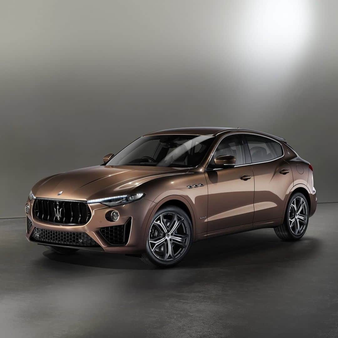 Maserati Japan | マセラティ ジャパンのインスタグラム：「マセラティ、エルメネジルド・ゼニア「PELLETESSUTA™」  仕様のクアトロポルテとレヴァンテが国内残り僅か   マセラティ ジャパンは、エルメネジルド・ゼニアとのコラボレーションの第2弾として、「PELLETESSUTA™」を採用した限定車 クアトロポルテ(5台)とレヴァンテ(25台)を発売いたしました。  この限定車はクアトロポルテ S GranLussoとレヴァンテ S GranSportをベースに、エルメネジルド・ゼニアが先駆的なリサーチに基づいてマセラティのために開発した、PELLETESSUTA™のインテリアを採用しています。  極細の紐状にカットしたナッパレザーを、伝統的な機織り手法に倣って織り上げたエルメネジルド・ゼニア独自のテキスタイルは、しなやかで高品質なナッパレザーに、カシミアのような柔らかな触感を兼ね備えています。  エクステリア・カラーにはブルー・ソフィスティケート(クアトロポルテ)、ブロンゾ・トリコート(レヴァンテ)という特別なカラーが採用されています。  それぞれの外装に合わせた、ブレーキキャリパーが装着されるとともに、エルメネジルド・ゼニアのバッジが装備されています。  台数に限りがございますので、ご希望の日時・ショールームにてご覧いただけない場合もございます。  予めお近くのマセラティ正規ディーラーまでお問い合わせください。  詳しくはこちら。 https://www.maserati.com/jp/ja/news-event/Maserati-ZEGNA-PELLETESSUTA  #Maserati #マセラティ #MaseratiJapan #マセラティジャパン #Quattroporte #クアトロポルテ #Levante #レヴァンテ #ErmenegildoZegna #エルメネジルドゼニア #Pelletessuta」