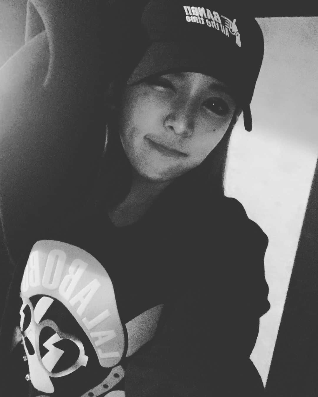 坂口杏里のインスタグラム：「昨日はSNSを見てくださった方、スタイリストをやってくださってくれてる大好きなお姉ちゃんのようなお母さんのような方が来てくださいました💕😍  今日も  Bar Cachette(カシェット) 東京都新宿区歌舞伎町2-11-7 メトロビル4階 営業時間 1:00～7:00  で、おまちしてます🥰」