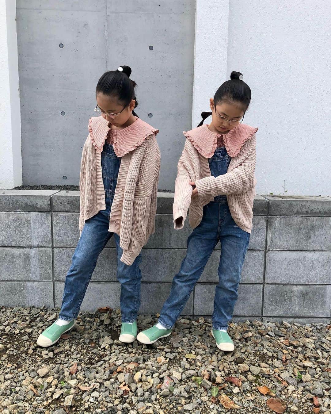 ◆miki◆のインスタグラム：「* * 🐰🐰🐰 * ちょっと前のコーデ💭  この前、唐突に  『ねぇ母ちゃん、アバズレってどーゆー意味？』ってwwwww  吹きましたよねモチロン😂  辞書によるとアバズレとは  品行が悪い女性、不貞な女性を罵っていう語。売女。  これ説明するのムズすぎんかw  とにかく、いい言葉じゃないから 忘れなさい。そう言ったったw 🤣🤣🤣  アバズレ教えたん誰  #このアバズレ女 #アバズレ #阿婆擦れ #ののなの #双子 #ツインズ #twins  #一卵性」