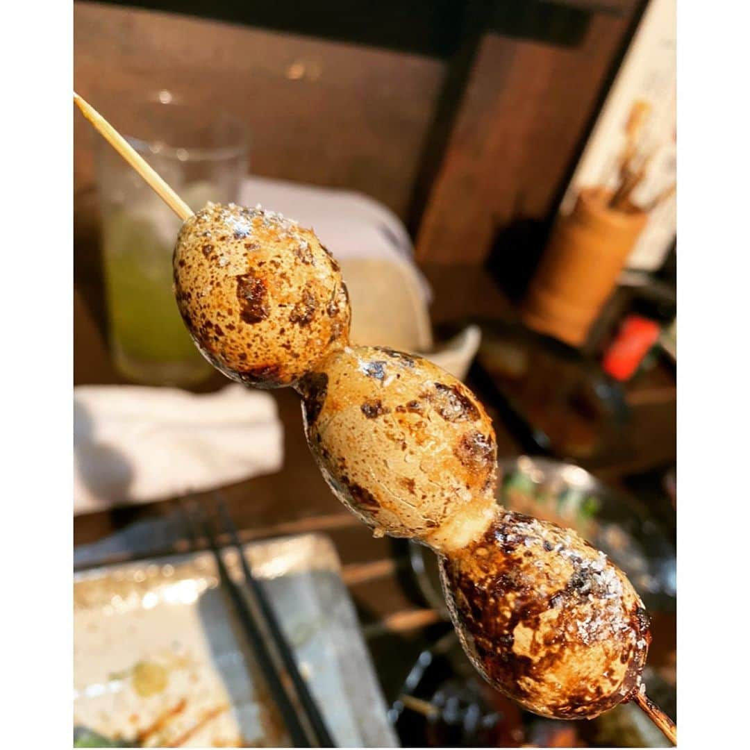 島津久美子さんのインスタグラム写真 - (島津久美子Instagram)「日曜日どーしても焼き鳥が食べたくなり行ってきました🐔#鳥誠 * 焼き鳥は夢中で食べてしまい写真を撮るのを忘れ、唯一あったのは殻付きうだま一枚😂* 見た目と名前通り、鳥誠さんの鵜玉は殻ごと食べられるんです！新食感で美味😋 * 隣に写る元気いっぱい店長のマコトさんからも美味しい焼き鳥からもパワーをもらい今週も金曜日まで頑張ります💪* 今日に続き明日もCSにて15時〜ワイド、金曜の朝3時45〜は地上波TBSでもニュースをお伝えします📺🎤* #焼き鳥 #焼き鳥屋さん #美味しかった #美味しいごはんは世界を救う #今週の元気の源 #元気いっぱいのお店 #うだま #yakitori」11月10日 17時44分 - kumiko_shimazu