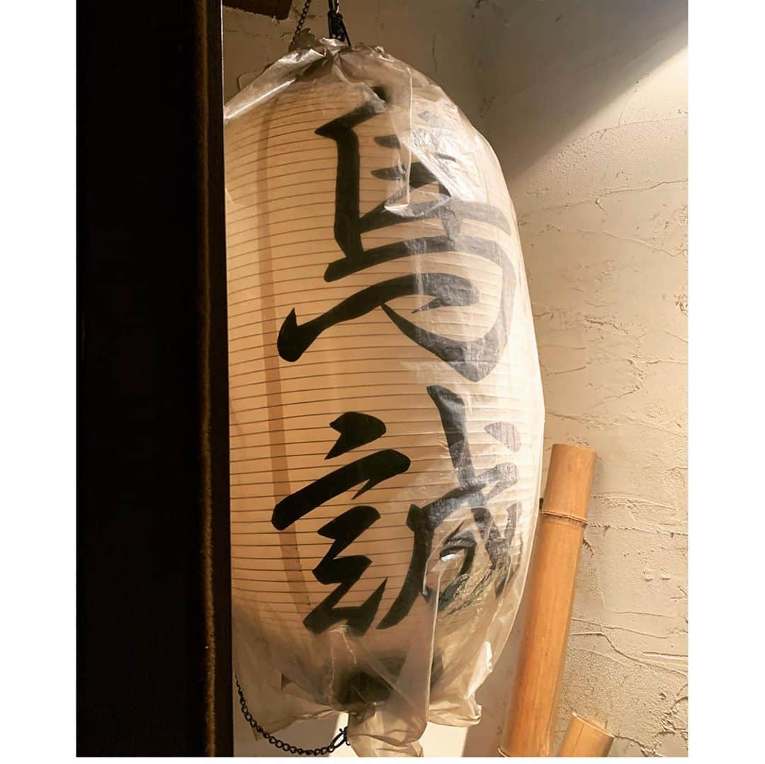 島津久美子さんのインスタグラム写真 - (島津久美子Instagram)「日曜日どーしても焼き鳥が食べたくなり行ってきました🐔#鳥誠 * 焼き鳥は夢中で食べてしまい写真を撮るのを忘れ、唯一あったのは殻付きうだま一枚😂* 見た目と名前通り、鳥誠さんの鵜玉は殻ごと食べられるんです！新食感で美味😋 * 隣に写る元気いっぱい店長のマコトさんからも美味しい焼き鳥からもパワーをもらい今週も金曜日まで頑張ります💪* 今日に続き明日もCSにて15時〜ワイド、金曜の朝3時45〜は地上波TBSでもニュースをお伝えします📺🎤* #焼き鳥 #焼き鳥屋さん #美味しかった #美味しいごはんは世界を救う #今週の元気の源 #元気いっぱいのお店 #うだま #yakitori」11月10日 17時44分 - kumiko_shimazu