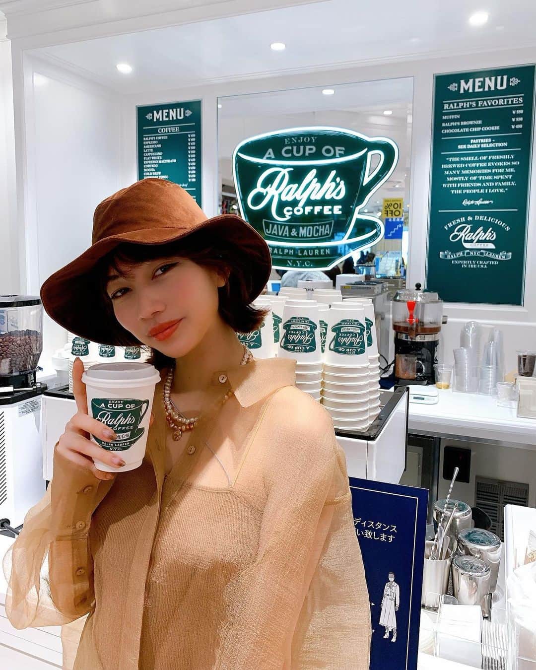 山本ソニアのインスタグラム：「@ralphscoffee ☕️🧸  ルミネ2にてラルフローレンの一角がカフェに✨ ホリデーシーズンの店舗も可愛らしかったです🎁  #ラルフズコーヒー #ralphscoffee」