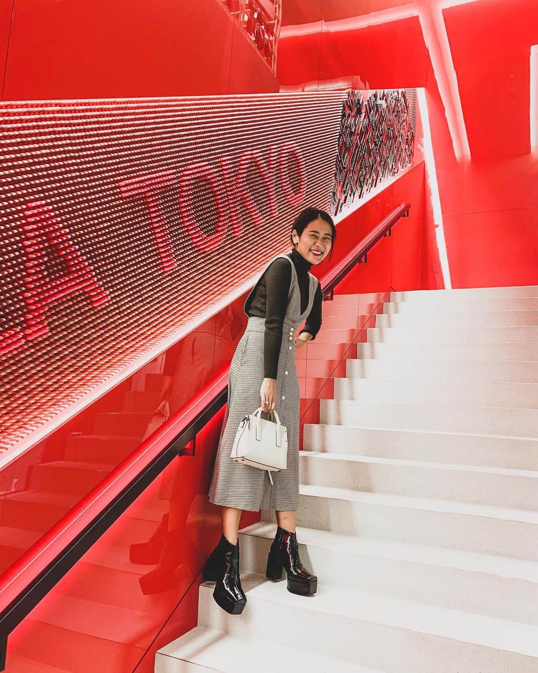 のインスタグラム：「SHISEIDOのサステナブルな取り組みがスタートしたということで、 初めてSHISEIDO GLOBAL FLAGSHIP STOREへ！  アルティミューンの国内初レフィルサービス「ULTIMNUNE FOUNTAIN」❤︎ お店でマイボトル（アルティミューンのね）に中身だけいれてくれるのです。 ボトルって捨てるの大変だし勿体ないなあって思っていたから、嬉しいな。 みんながハッピーになる素敵なサービス。愛着も湧くしね。  そしてここ、SHISEIDO GLOBAL FLAGSHIP STOREでは刻印サービスが受けられるので 自分だけの特別なボトルにしてもよし、ホリデーのギフトにもいいなあって思ってる。 うちの母とか、、、とても喜びそうだなあ。なんなら祖母も。連れてきたい。 ちなみに私は最近自分の名前刻みすぎなのでw 愛犬の名前を入れました🐶うれし〜 スライドして動画も見てね👉  #ShiseidoSBAS #pr」