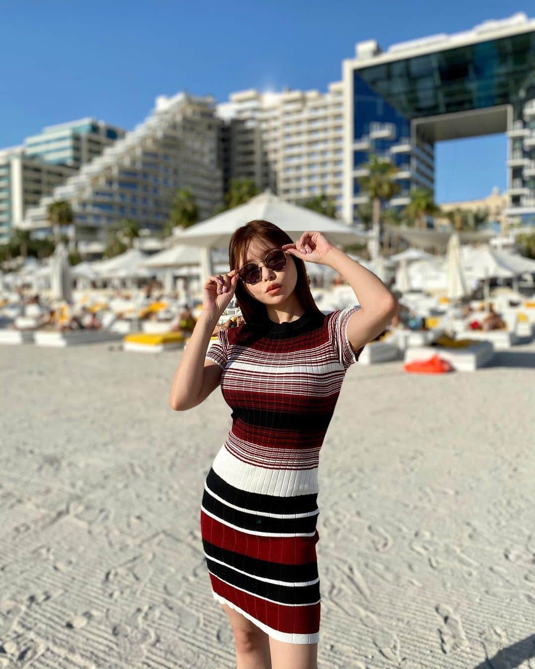 利咲さんのインスタグラム写真 - (利咲Instagram)「beach side🏙🏖  昼間の砂浜からのビルディングはこんな感じです。 この写真もiPhone純正カメラ、加工無しです！（ラスト1枚を除く！笑）  【今は日本に居ます。帰国後2週間以上経ってます。いっぱい写真撮ったので…旅日記は暫く続きます。】  #nofilter #nofilterneeded  #nofilters #nofilter📷 #nofilternecessary   #dubai #ドバイ #UAE #uae🇦🇪 #UnitedArabEmirates #uaelife #dubailife #dubai🇦🇪 #dubaiinstagram #dubaibeach #palmjumeirah #palmjumeirahdubai #palmjumeriahisland #fivepalmjumeirah #fivepalm #fivepalmjumeirahdubai #praiadubai #japanesegirl #japanesemodel #japaneseactress #🇦🇪」11月10日 17時50分 - himeringo908