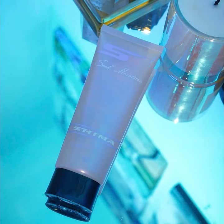 のインスタグラム：「🌹SEEK MOISTURE🌹 SHIMAのサロンでのフィニッシュワークに欠かせない、とてもSHIMAらしいスタイリング剤といえばコレ💫 シークモイスチャーは洗い流さないヘアトリートメントです✨ 保湿成分であるセラミド3とホホバ油配合で、髪にたっぷりとうるおいを与えながら、自然なツヤとなめらかさをプラスしてくれます❣️ なんとスタイリング剤として日々使っているうちに、髪の毛のケアが出来てしまうという一石二鳥アイテムなのです😳✨ パサつく毛先をしっとりツヤツヤに見せるために使ったり✨顔まわりやおくれ毛の濡れたようなツヤ束を作るために使ったり…💫手にうす〜く伸ばしてから髪の毛全体につけてまとまりのある美しい髪に見せたり…✨コレなしではSHIMAのヘアスタイルは作れないと言っても過言ではありません🌹✨ だから、つけ心地の重さ軽さの絶妙なバランスや1日中乾かずに続いてくれる、うるツヤ感など本当にこだわって作りました✨ 香りはSHIMAオリジナルの『ガーデニアドリーム』。フローラルベースにスパイスとバニラをバランス良くMIXした大好評の香りです💫 内容量：120g　¥2,610(税込み)」