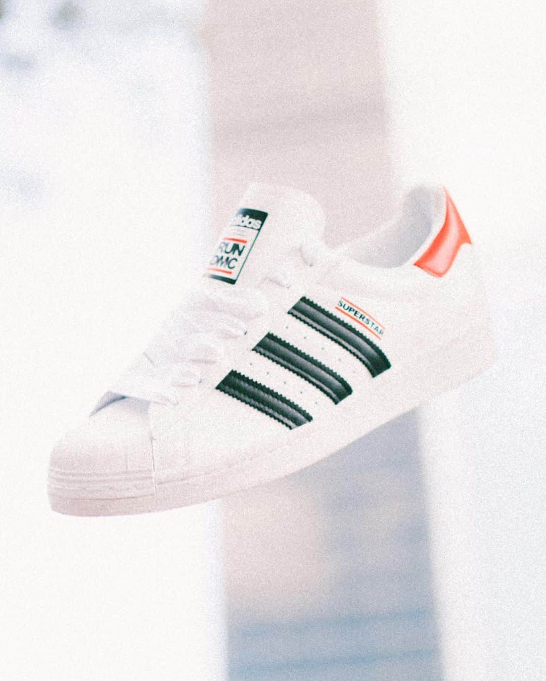 HYPEBEASTさんのインスタグラム写真 - (HYPEBEASTInstagram)「@hypebeastkicks: @rundmc and @adidasoriginals are celebrating their shared history and the Superstar’s 50th anniversary with a special set of sneakers plus retro-inspired apparel. The footwear includes white/black and black/white makeups, both of which feature Run-DMC branding on the midfoot, tongue and sockliner, and comes unlaced and accompanied by a set of fat laces for classic ’80s hip-hop style. Find out more of the collection and the accompanying apparel via the link in our bio. It’s all set to release via the @adidas CONFIRMED app on November 14.⁠⠀ Photo: adidas」11月10日 18時02分 - hypebeast