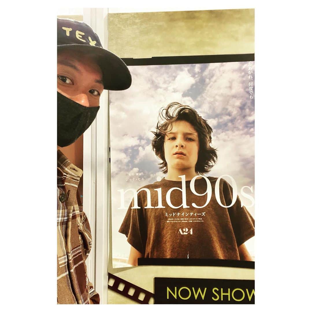 Caravanのインスタグラム：「mid 90s  俺たちの青春ど真ん中の時代感。  キャスト達が着てるTシャツとBGMに  胸が熱くなりました。　  #mid90s」