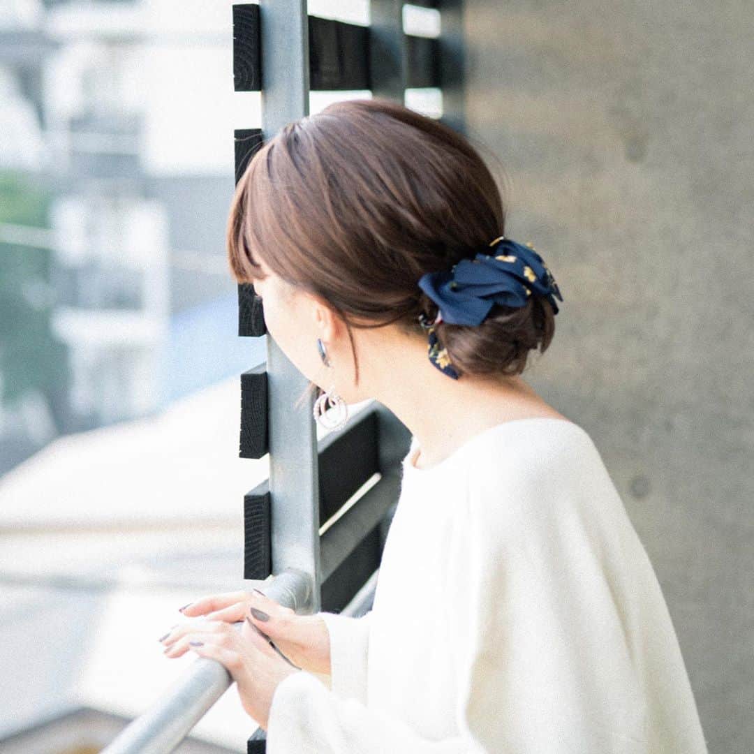 AngeBloomのインスタグラム：「【残りわずか！完売次第終了】 「Petitフラワー バナナクリップ」 秋冬のシンプルなコーディネートにプラスONしてアクセントを！  皆様はどのカラーがお好きですか？☺️  こちら在庫少なくなっています！完売次第終了となるのでお早めに！  --【お買い物マラソン開催中】------- 11/11（水）1:59まで《まもなく終了！》 ●楽天市場店限定でお買い物マラソン開催中！ 楽天ユーザー様は買い回ればお得に♪ 　 --【0のつく日！ポイント5倍】------- ●楽天市場店限定 楽天カードご利用で本日ポイント5倍！ お見逃しなく！  @angebloom_official #ヘアアクセ#ヘアアレンジ#ヘアクリップ#ヘアクリップアレンジ#簡単ヘアアレンジ #ポニーテールアレンジ#セルフヘアアレンジ#シュシュアレンジ#大人カジュアル#大人可愛い#ヘアアレンジ好きな人と繋がりたい#お仕事ヘア#時短ヘアアレンジ#シュシュ#お洒落ヘアアレンジ」