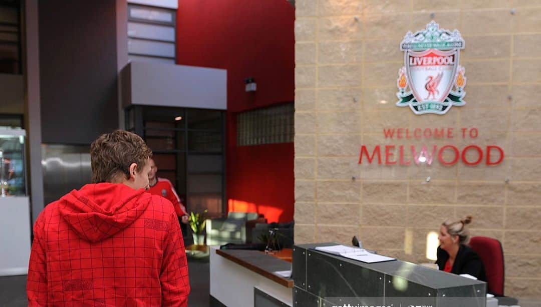 ルーカス・レイヴァのインスタグラム：「I spent 10 years at Melwood ! The quality of the people there was incredible. From the security guards, Carol and Caroline ❤️ from the kitchen, players Liaison , Press Office and off course my teammates.  I am sure the new training ground will be like home just like Melwood was for me . Good Luck LFC !! #ynwa」