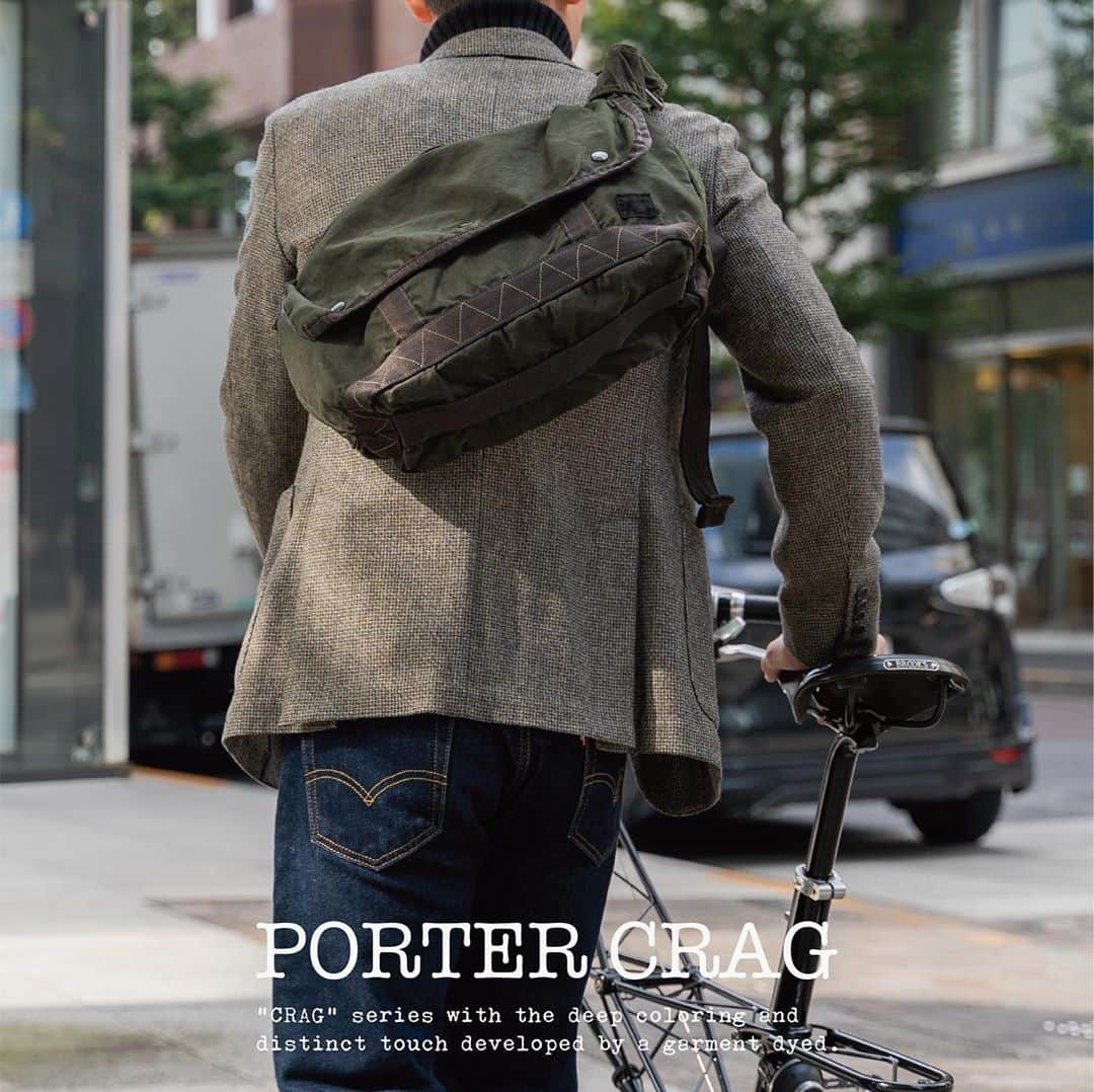 吉田カバン 表参道さんのインスタグラム写真 - (吉田カバン 表参道Instagram)「. 「PORTER CRAG」の新アイテムを発売します。 製品染めならではの色の深みと、独特の手触りが魅力のカジュアルシリーズ「PORTER CRAG（クラッグ）」に新たにメッセンジャーバッグ2型が登場です。  ナイロンとコットンの混紡糸を高密度に織り上げたオリジナルのバックサテン生地を使用しています。異素材の糸を染めるために二種類の染液に連続して浸す「二浴染め」を行うことで、深みのある色合いにしました。染色後の乾燥工程によりハリのある独特な触感を生み出しています。 本シリーズは、繊維産業が盛んな岡山県倉敷で長年培ってきた高い技術を活かし、環境に配慮した安心で安全な染色加工を採用しています。製品染めは仕上がり時の色合いやシワ感、縮み方に差異が出るため、一点一点の表情が異なった味わい深さをお楽しみいただけます。   今回の新アイテムは大容量でデイリーユースからトラベルシーンでもお使いいただけるメッセンジャーバッグ（L）と、ユニセックスで使えるサイズ感が魅力のメッセンジャーバッグ（M）の2型です。シリーズの特徴である見た目からは想像できない軽さと収納力の高さはそのままに、荷物の量に応じて2段階の調節できるフラップや本体上部のハンドルなど実用的な機能も加わったアイテムです。  MESSENGER BAG（L） ￥39,000＋tax W520/H300/D180mm  MESSENGER BAG（M） ￥35,000＋tax W450/H270/D140mm  発売日：11月13日（金） ※オフィシャルオンラインストアはPM12:00に発売します。  こちらのアイテムは、PORTER flagship store、PORTER STAND、KURA CHIKA by PORTER、POTR、PORTER KOREA、CLOAKROOM by PORTER、オフィシャルオンラインストアのみでの限定発売です。  以下の店舗につきましてはショップ限定カラーもご用意しています。 ＜オリーブ＞ PORTER flagship store／PORTER STAND／KURA CHIKA by PORTER／POTR／CLOAKROOM by PORTER／オフィシャルオンラインストア ＜ネイビー＞ PORTER flagship store／オフィシャルオンラインストア ＜マルーン＞ PORTER STAND／オフィシャルオンラインストア  ぜひ店頭でお手に取ってご覧ください。  #yoshidakaban #porter #luggagelabel #madeinjapan #japan #porterflagshipstore #porterstand #kurachikabyporter #potr #cloakroombyporter #crag #garmentdye #sustainable #black #coyote #exclusive #olive #navy #maroon #吉田カバン #ポーター #日本　#日本製 #クラッグ #製品染め #二浴染め」11月10日 18時04分 - porter_flagship_store