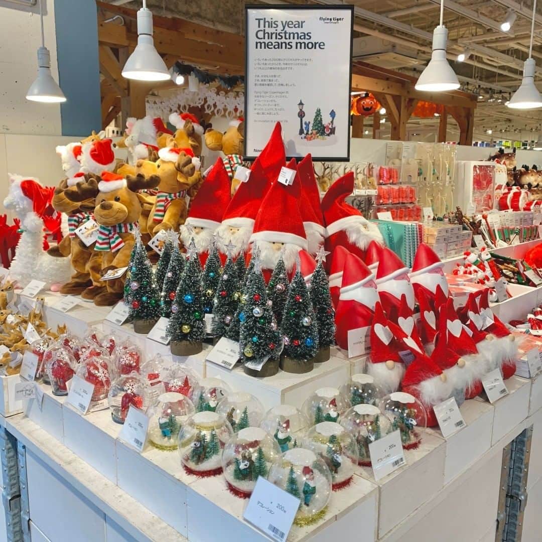 Flying Tiger Japanさんのインスタグラム写真 - (Flying Tiger JapanInstagram)「クリスマスまでの日々を、じっくりしっかりたのしむこと。それは１年の中で、とっておきのおたのしみ。 . オッと！赤い帽子のサンタさんと目があったら、クリスマスデコレーションをはじめる合図。 . さて、今年のクリスマスはどんなパーティーをしましょうか。あれこれと思い浮かべることの、そのたのしいこと。まずは今年のクリスマスアイテムたちと出会いにストアに来てください！  デコレーションもギフトもラッピングやフードだって、とびきり楽しいクリスマスに向けてのアイデアが盛り沢山。 . 大好きクリスマス。フライング タイガー コペンハーゲンの得意なシーズンがはじまります！ . #フライングタイガー #flyingtiger #北欧 #北欧インテリア #北欧デザイン #北欧雑貨 #デンマーク #hygge #クリスマス #サンタクロース #サンタ  #サンタさん #クリスマスツリー #トナカイ  #クリスマスパーティー #オーナメント #プレゼント #クリスマスプレゼント #ラッピング #クリスマス雑貨 #クリスマス飾り付け #🎄」11月10日 18時00分 - flyingtigerjp
