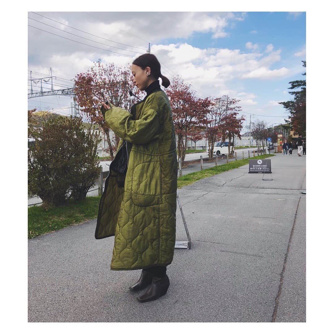 野尻美穂のインスタグラム：「リメイクライナーコート、明日再入荷だよ〜☺️💚 オーバーサイズだから中に着込んでも使える🙆‍♀️ #bonum_mihonojiri」