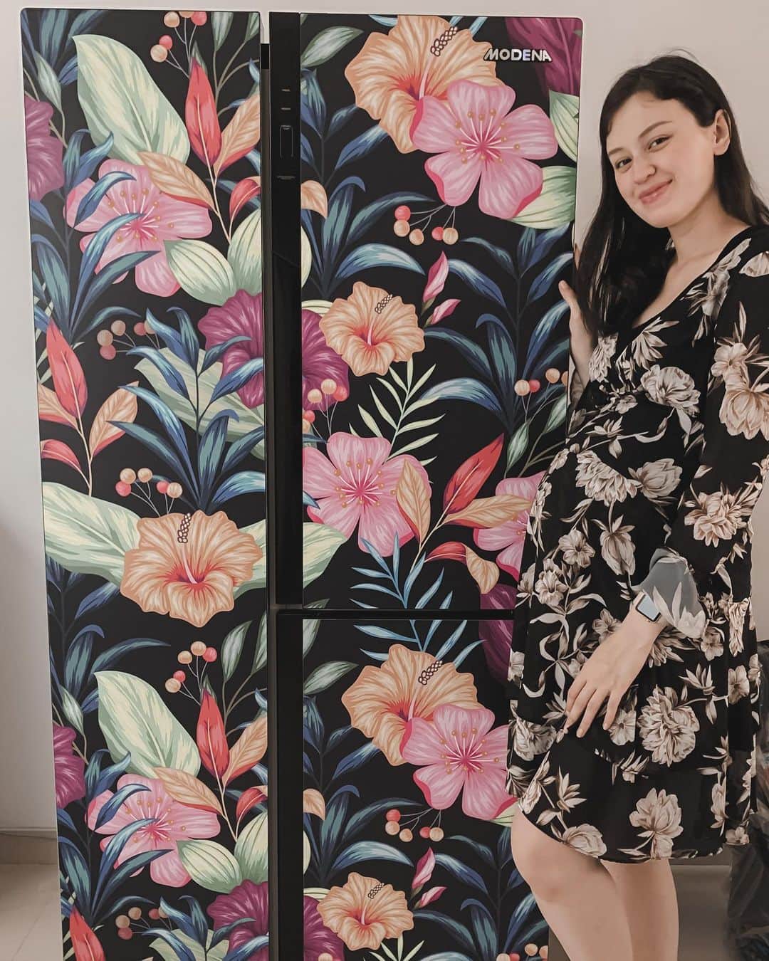 Kimberly Ryderのインスタグラム：「Sangat menikmati masa-masa aku menjadi ibu. Bisa in charge of perkembangan Rayden dan melihat dia grow setiap harinya is the most beautiful thing I can do. • Rayden sekarang lagi aktif-aktifnya dan semakin hari dia semakin banyak makannya! Makanan Rayden semuanya dibuat sendiri di rumah dan aku juga nyetok buah-buahan untuk snack dia. Jadi biasanya aku buat makanan dia seminggu 2x dan langsung stock beberapa di kulkas dan freezer biar gampang saat waktunya Rayden mau makan aku tinggal panasin makanan dia. Jadi lebih gampang kan hidup kita Moms kalau kita nyetok. Jangan terlalu banyak juga tapi... • Aku pemilih banget setiap mau beli bahan baku makanan untuk Rayden dan aku juga sangat pemilih dalam menyimpan makanan untuk keluargaku. Aku sengaja pilih Refrigerator dari MODENA yang aku udah yakin banget kualitasnya. Yang serunya lagi dari @modenaindonesia, aku custom gambar di depan Refrigeratorku biar menjadi seperti art di dapurku (bisa juga di custom biar matching sama dapur kalian!). Dan hasilnya rapih bangeeet... Cantik kan? 🌸 • Kalian juga bisa custom produk kalian di www.modena.co.id/mebymodena #MODENAIndonesia #MODENAHomeAppliances #ITSMEStyle #MEbyMODENA 📷 @edward_akbar」