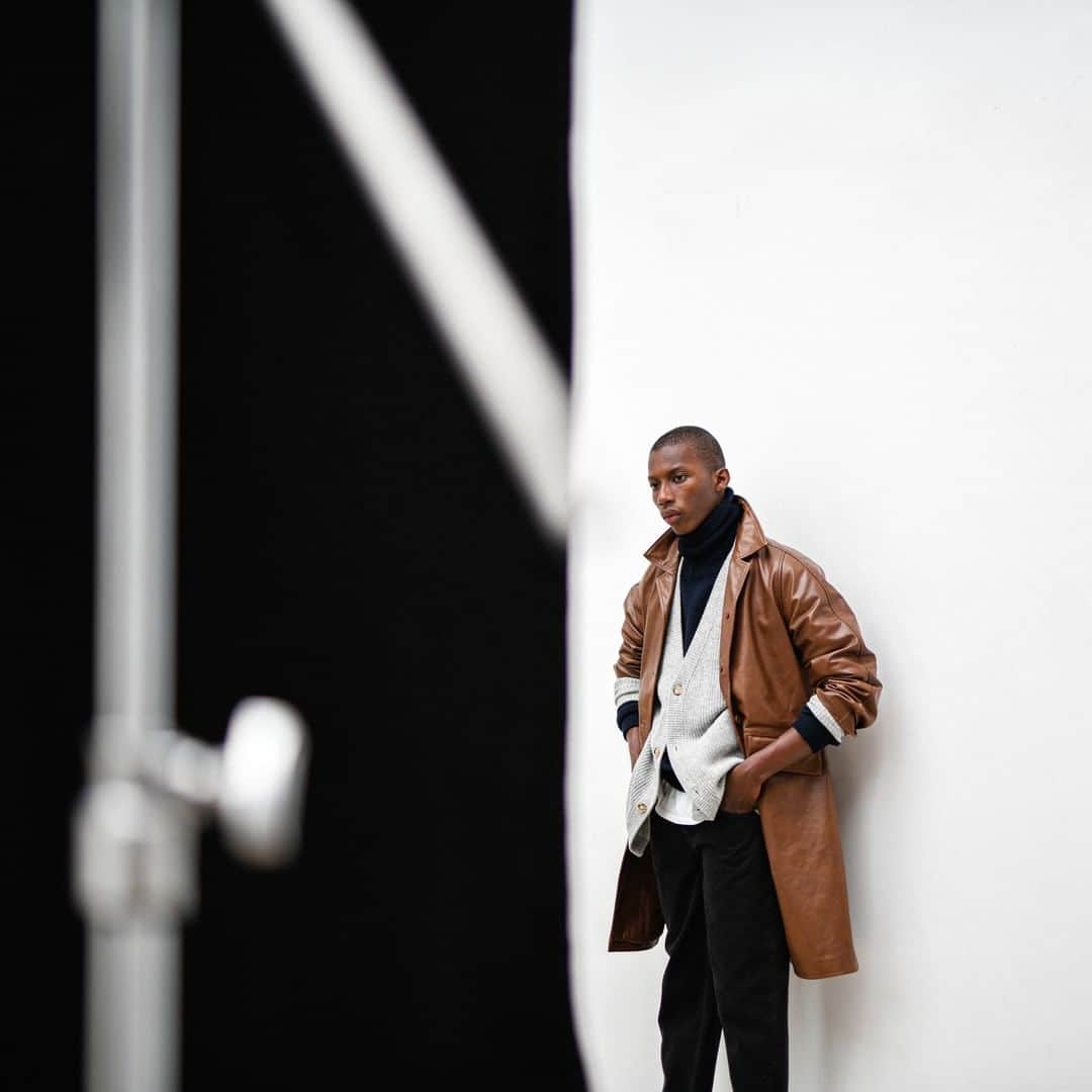 アメリカンビンテージのインスタグラム：「Spotted: Bakary wear the long Darkbay jacket was inspired by the ‘70s with its distressed brown leather and big notch collar. A piece visually striking, and adds a finishing touch to winter looks. ___  #AmericanVintage #FW20 #vestiairemixte #unisexwardrobe」