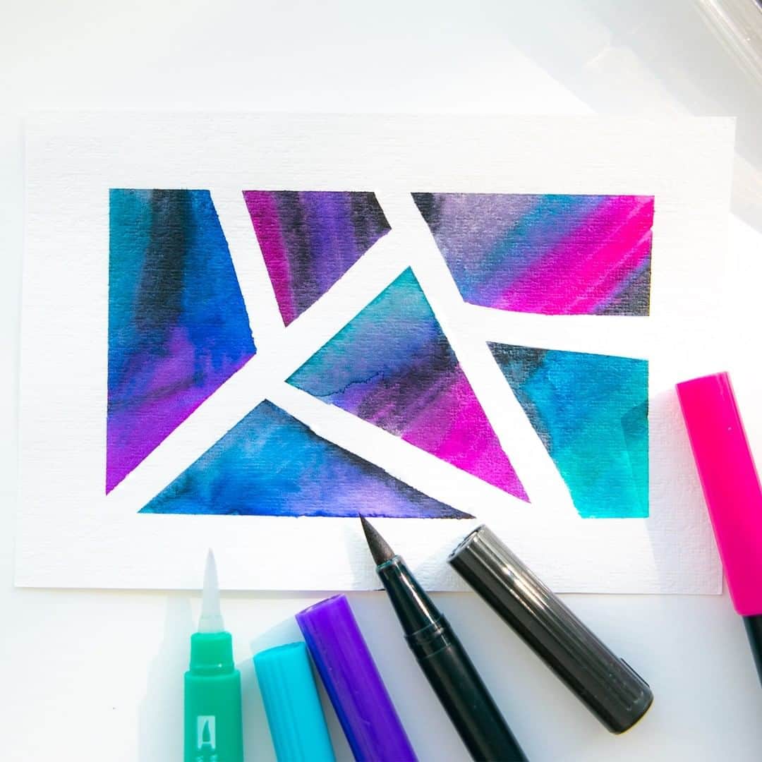 トンボ鉛筆さんのインスタグラム写真 - (トンボ鉛筆Instagram)「#ABT10色セット から「ギャラクシー」をピックアップ✨💫 アメリカで人気の10色セットをそのまま日本でも発売開始したこのシリーズ。 「ギャラクシー」と言われてもなかなかピンと来ないかもしれませんが、アメリカでは色選びやカードのイメージとして宇宙らしさを感じるモチーフが人気のようです🪐 特に水を使ってグラデーションや水彩表現ができるABTでは、ギャラクシーグラデーションは人気のモチーフです。 今回は10色セットだけを使ってギャラクシーのカードを作ってみました！ 水彩紙のポストカードにランダムに色を塗り、水筆でぼかすだけの簡単グラデーションです。 . マーカーだけの時と水筆を使った時の色の違いも載せておきます。 左側がABTで塗っただけのもの、右側がABTで塗ったあとに水筆でぼかしたものです。 . ギャラクシーが気になるかたには、 #galaxyartwork などのハッシュタグもおすすめです。 ギャラクシーセットで作品を作る際に参考になる投稿がたくさんありますよ✨🧑‍🚀 . . . #watercolor #watercolorpainting #tombowwaterbrushpen #tombowwaterbrush #tombowfunart #tombow #withtombow #funartstudio #handwritten #ABT #トンボ水筆 #watercolor #watercolorillustration #watercolorpainting #greetingcards #paperlovers #colorswatches #colorswatching #トンボABT #tombowabt #galaxyartist  #galaxyart  #ABT10色セットギャラクシー」11月10日 18時00分 - tombowpencil