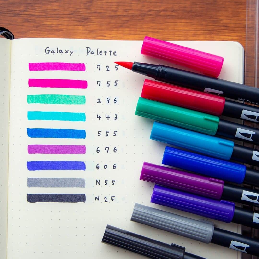 トンボ鉛筆さんのインスタグラム写真 - (トンボ鉛筆Instagram)「#ABT10色セット から「ギャラクシー」をピックアップ✨💫 アメリカで人気の10色セットをそのまま日本でも発売開始したこのシリーズ。 「ギャラクシー」と言われてもなかなかピンと来ないかもしれませんが、アメリカでは色選びやカードのイメージとして宇宙らしさを感じるモチーフが人気のようです🪐 特に水を使ってグラデーションや水彩表現ができるABTでは、ギャラクシーグラデーションは人気のモチーフです。 今回は10色セットだけを使ってギャラクシーのカードを作ってみました！ 水彩紙のポストカードにランダムに色を塗り、水筆でぼかすだけの簡単グラデーションです。 . マーカーだけの時と水筆を使った時の色の違いも載せておきます。 左側がABTで塗っただけのもの、右側がABTで塗ったあとに水筆でぼかしたものです。 . ギャラクシーが気になるかたには、 #galaxyartwork などのハッシュタグもおすすめです。 ギャラクシーセットで作品を作る際に参考になる投稿がたくさんありますよ✨🧑‍🚀 . . . #watercolor #watercolorpainting #tombowwaterbrushpen #tombowwaterbrush #tombowfunart #tombow #withtombow #funartstudio #handwritten #ABT #トンボ水筆 #watercolor #watercolorillustration #watercolorpainting #greetingcards #paperlovers #colorswatches #colorswatching #トンボABT #tombowabt #galaxyartist  #galaxyart  #ABT10色セットギャラクシー」11月10日 18時00分 - tombowpencil