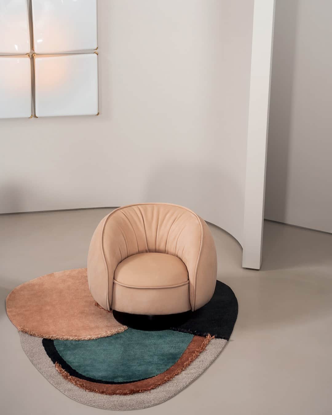 のインスタグラム：「"Always design a thing by considering it in its next larger context – a chair in a room, a room in a house, a house in an environment, an environment in a city plan"  (Eliel Saarinen)   LEON armchair by @dragaandaurel and HIMANI C limited edition by Baxter P.   📷 @andreaferraristudio   #moodbook2021 #baxtermadeinitaly #baxter #newcollection #interiordesign #interior #design #furniture #2021 #leather」