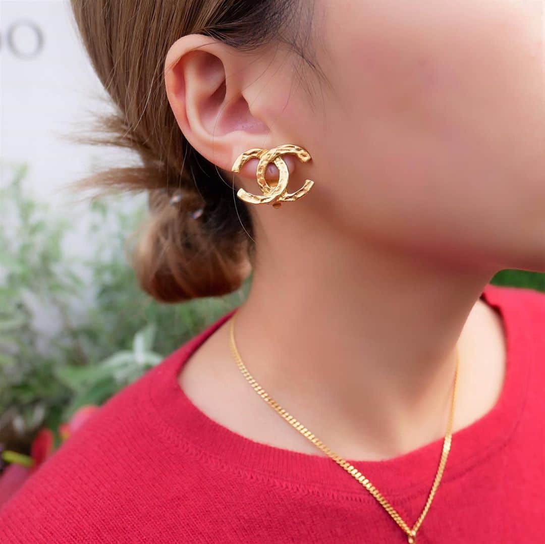のインスタグラム：「Vintage Chanel  CC clip on earrings.  These earrings are available online for purchase. Search : AO30078  ✈️ Free Shipping Worldwide 📩 DM for more info ➡️ info@amorevintagetokyo.com   #AMOREvintage #AMORETOKYO #tokyo #Omotesando #Aoyama #harajuku #vintage #vintageshop #ヴィンテージ #ヴィンテージショップ #アモーレ #アモーレトーキョー #表参道 #青山 #原宿#東京 #chanel #chanelvintage #vintagechanel #ヴィンテージ #シャネル #ヴィンテージシャネル #シャネルヴィンテージ #amoreomotesando #アモーレ表参道」