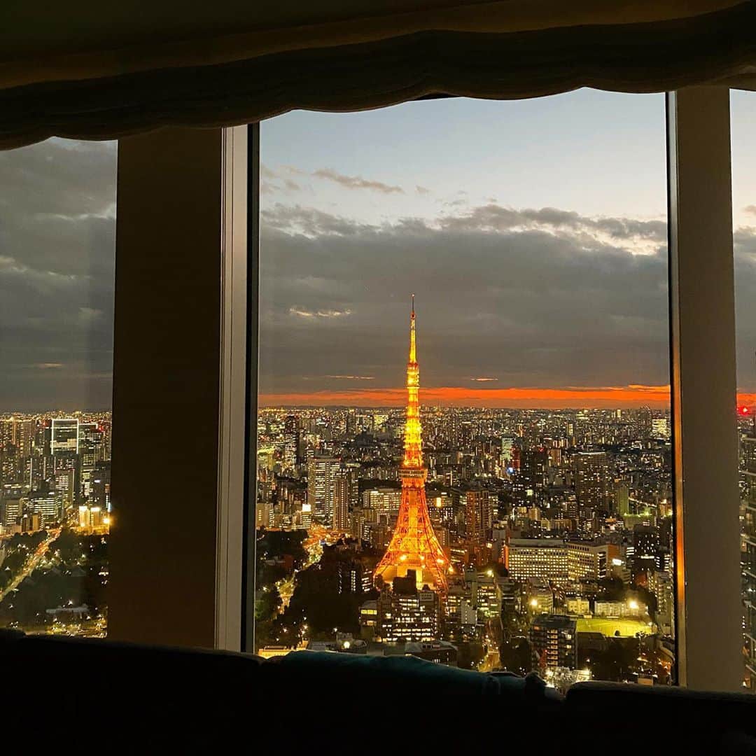 マキ・コニクソンさんのインスタグラム写真 - (マキ・コニクソンInstagram)「アンダーズのスティは楽しかったーっ！一言でいうと シンプルだけど洗練されてるホテル。 木がいいんだよ！👍🏼絶妙なところに”和”を取り入れて本当に落ち着くホテル！ 陶器も和なの！浴衣のサービスも好きっ！ バスタブも深くて良しっ！👍🏼  お部屋から見える東京タワー様が素敵すぎて四六時中うっとりしちゃいました！✨✨ ずっとお部屋にいられる！  スタッフのホスピタリティはもちろん の事、居心地が抜群に良いの！👍🏼👍🏼  食事も美味しかった！😋 実は今日もルームサービスで チラシ丼をオーダーしたよ！二回目！  間違いなく小洒落た大人が好きな空間！👍🏼 粋なお洒落なの。  コンシェルジュのエディさんには大変お世話になりました！有難う御座いました！🙏🏻 また来ます！😊  #コニクソンのホテルレポ✍🏻  #アンダーズ東京  #andaztokyo  #東京のホテル巡り #東京タワーが綺麗に見えるホテル #和と木の絶妙のバランス」11月10日 18時06分 - makikonikson