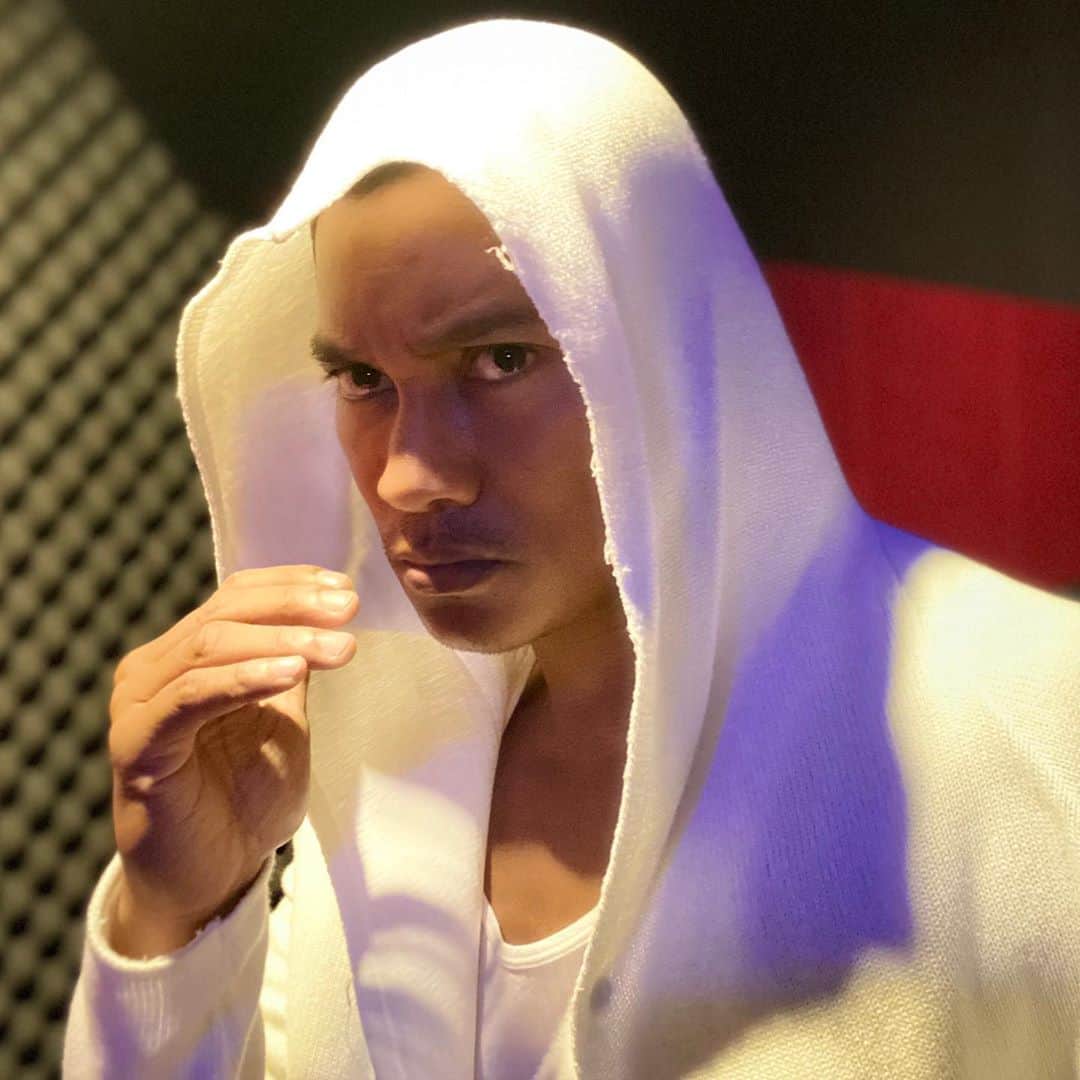 トニー・ジャーのインスタグラム：「Eyes on the tiger.」