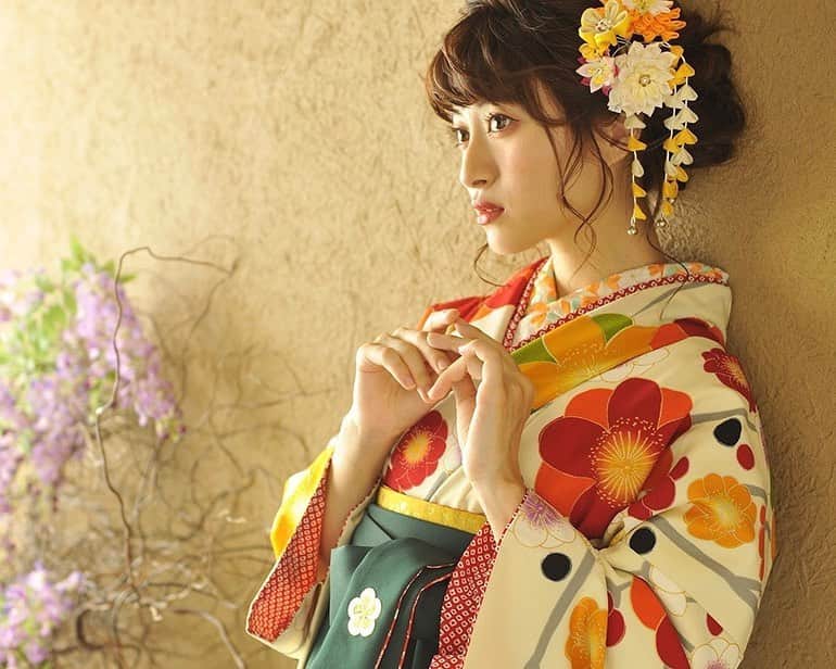 谷口萌衣子のインスタグラム：「2回生、4回生必見です❕❕  SISUIで使える、着物レンタル3000円OFFクーポンが発行されています〜！ (画像4枚目に載せています)  ちなみに私は成人式で真っ赤な振袖に、真っ赤なダリアを付けてお気に入りでした☺︎ 人生の節目ぐらい思う存分に個性爆発させちゃいましょう🐸！  SISUI内のスタジオの和風ブース素敵でした♡ #ミスキャンパス立命館 #SISUI #SISUIはかま #レンタル着物 #袴レンタルならSISUIへ」