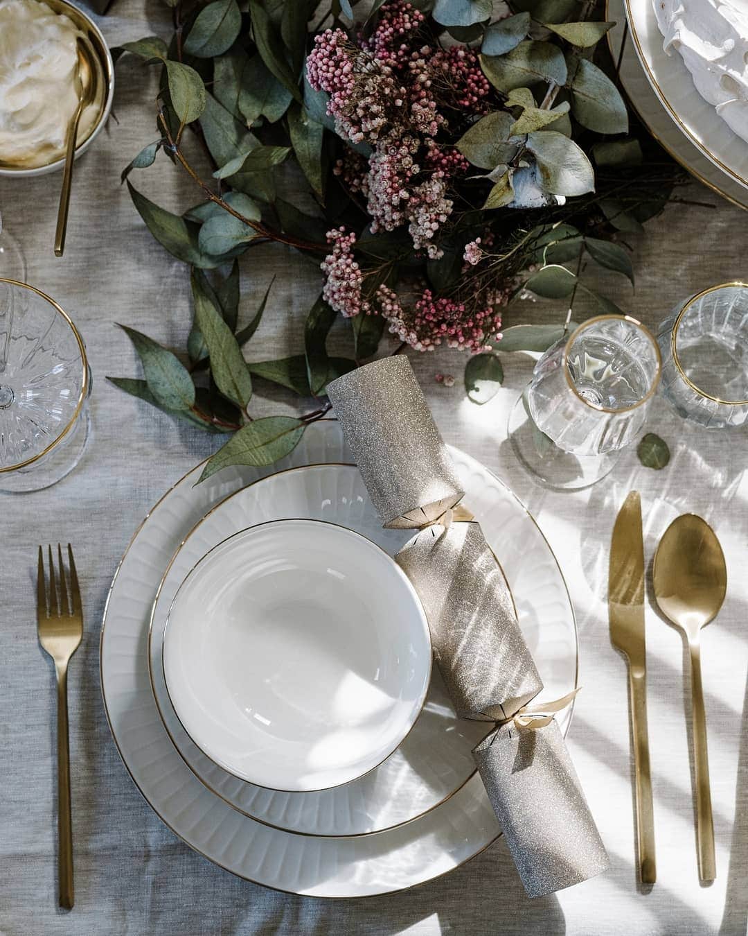 Target Australiaさんのインスタグラム写真 - (Target AustraliaInstagram)「Gold-rimmed dinnerware makes the big day a little more special. Show us how you style your Target product. For your chance to win a $50 gift card, tag us in your post and add#christmasmadebetter  🎯♥️ #targetaus」11月10日 18時11分 - targetaus