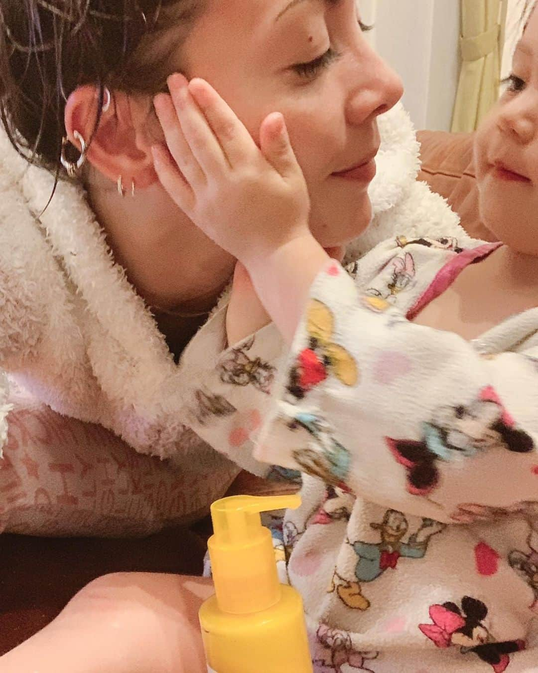 土屋アンナさんのインスタグラム写真 - (土屋アンナInstagram)「お風呂上がり🛁 パパッと毎日子供達もママも全身保湿❣️乾燥時期に突入💦 みんなで使えるクリーム🥰 虹波はママの顔にもぬってくれてるよ❤️ 良いもの出来たっ⭐️🤩⭐️ まだボトルだけは🧴ちがうんだけどボトルもとっても可愛くなる予定😍 楽しみにしててね❣️」11月10日 18時20分 - annatsuchiya0311