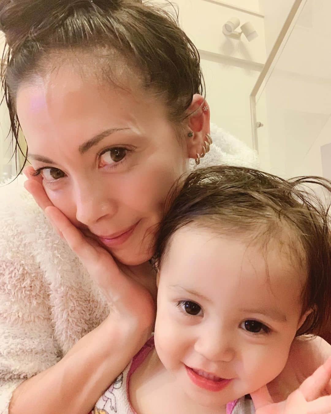 土屋アンナさんのインスタグラム写真 - (土屋アンナInstagram)「お風呂上がり🛁 パパッと毎日子供達もママも全身保湿❣️乾燥時期に突入💦 みんなで使えるクリーム🥰 虹波はママの顔にもぬってくれてるよ❤️ 良いもの出来たっ⭐️🤩⭐️ まだボトルだけは🧴ちがうんだけどボトルもとっても可愛くなる予定😍 楽しみにしててね❣️」11月10日 18時20分 - annatsuchiya0311