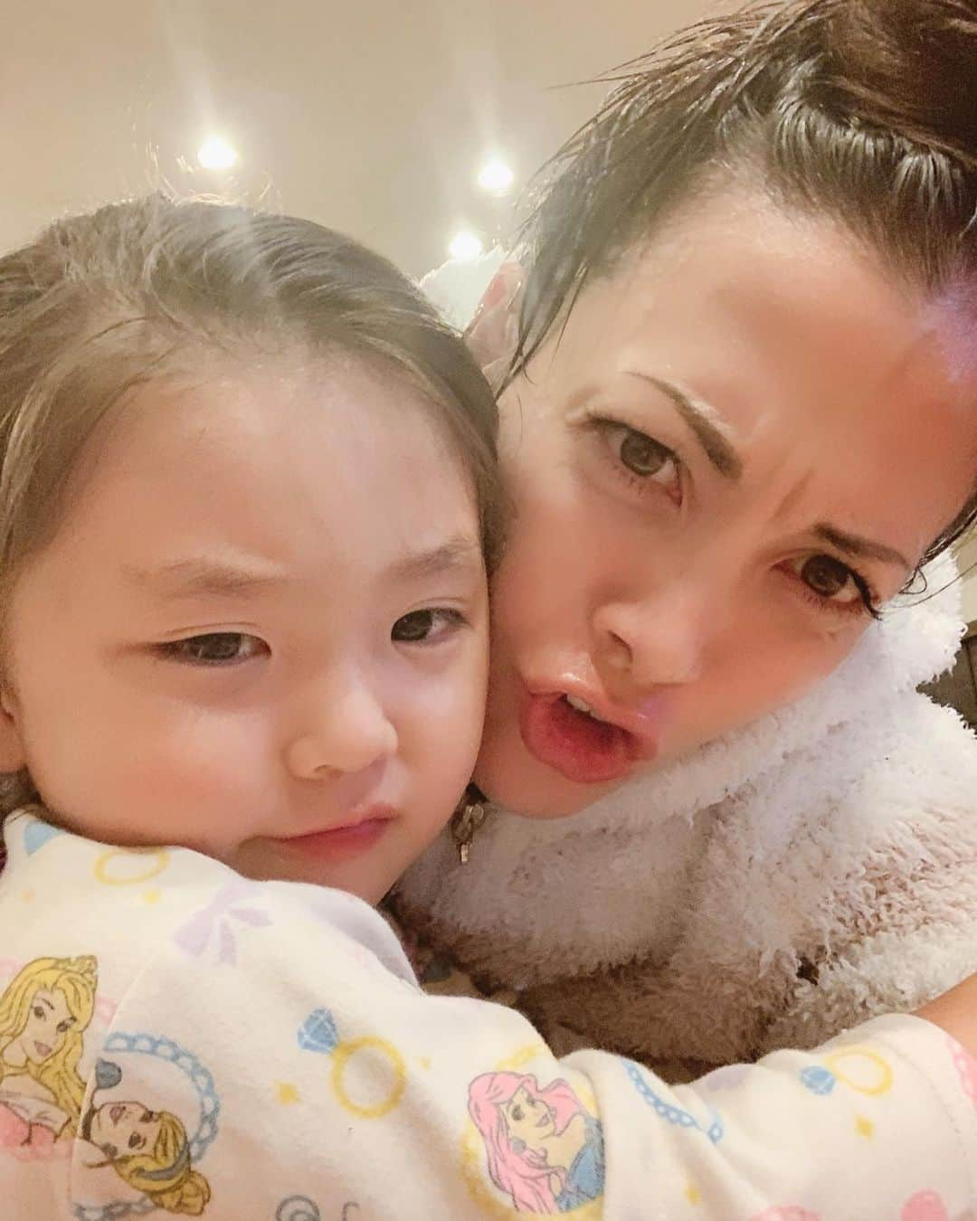 土屋アンナさんのインスタグラム写真 - (土屋アンナInstagram)「お風呂上がり🛁 パパッと毎日子供達もママも全身保湿❣️乾燥時期に突入💦 みんなで使えるクリーム🥰 虹波はママの顔にもぬってくれてるよ❤️ 良いもの出来たっ⭐️🤩⭐️ まだボトルだけは🧴ちがうんだけどボトルもとっても可愛くなる予定😍 楽しみにしててね❣️」11月10日 18時20分 - annatsuchiya0311