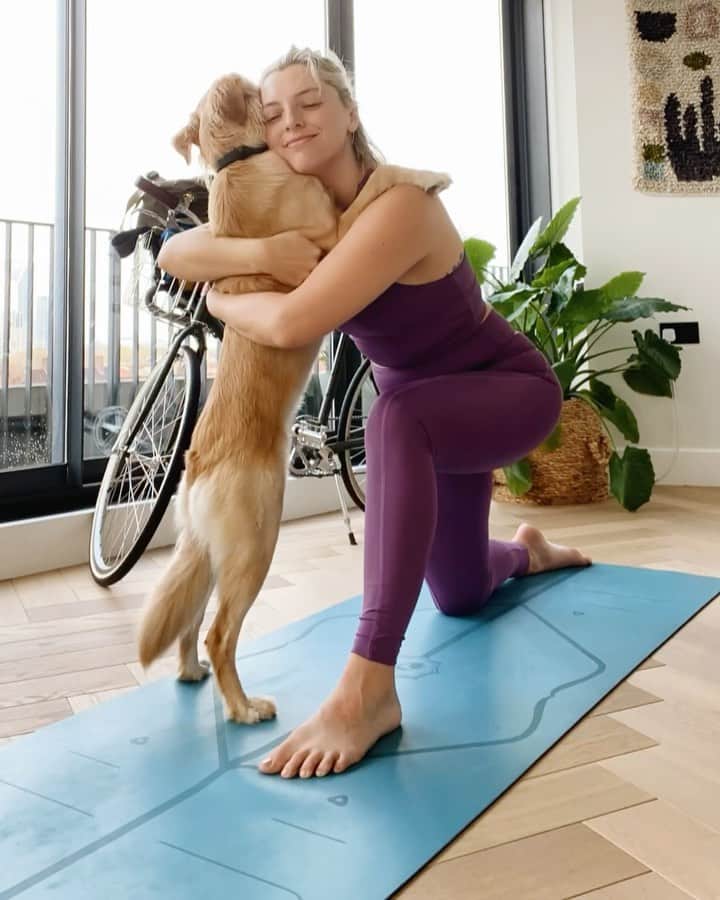 Estée Lalondeのインスタグラム：「Did a little doga this morning 🧘🏼‍♀️💞 *wearing @damsonmadder ~gift #ELwellness」