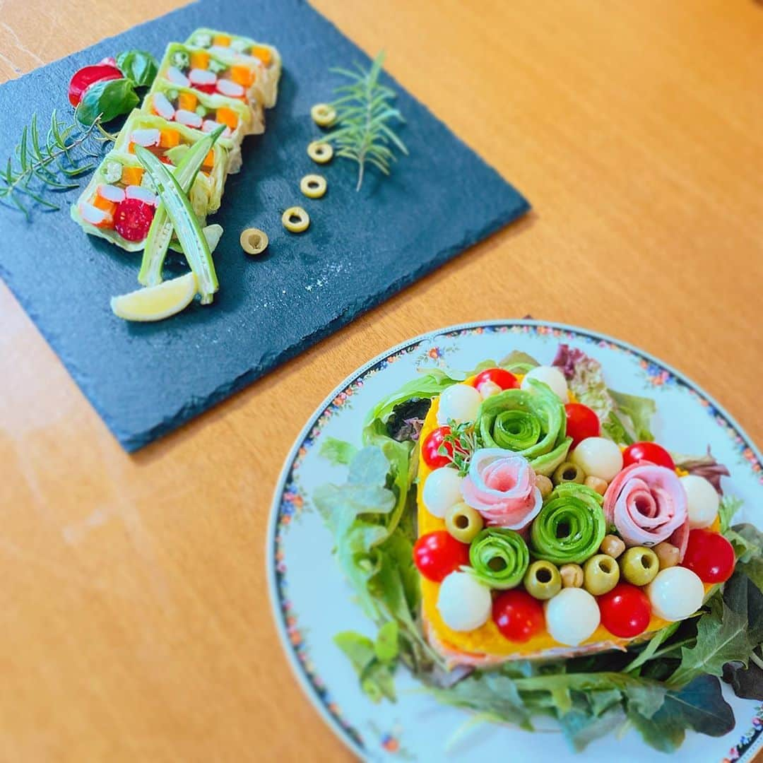 ニコラのインスタグラム：「🥬野菜のテリーヌと野菜のケーキを作りました🌈  #料理 #料理写真 #料理勉強中 #料理部 #料理部 #料理記録 #料理好き #おうちごはん #クッキング #クッキングラム #instacooking #cooking #cookingram #cookingtime #food #cookingathome #foodstagram #foodasia #yummy #yum #vegetables #vegetablecake #vegetableterrine #terrine #野菜ケーキ #野菜テリーヌ #テリーヌ」