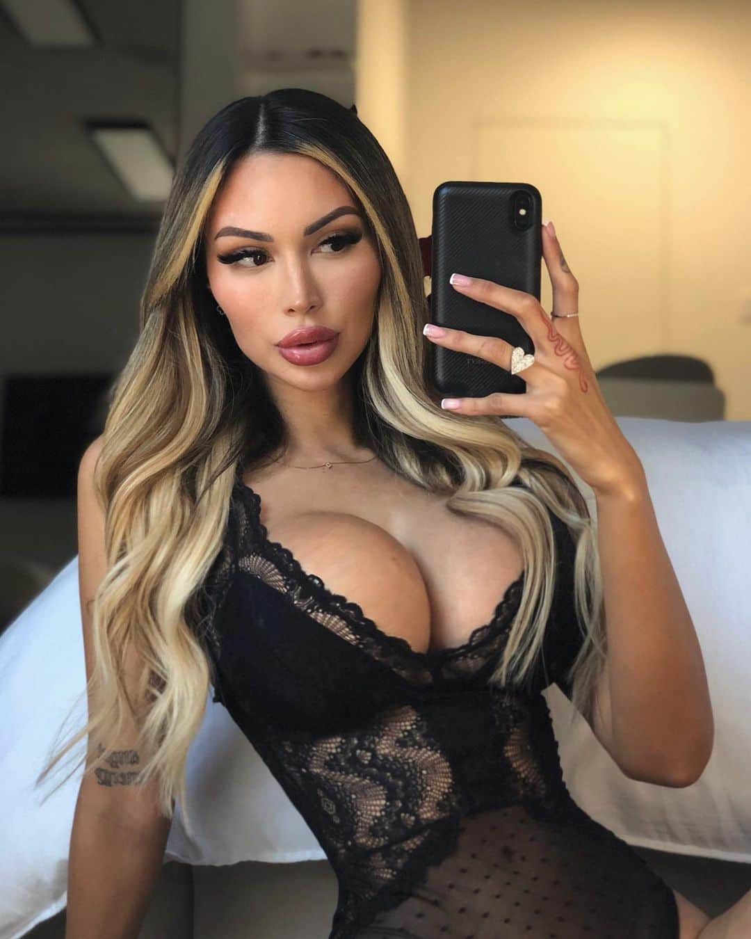 ANNELESE MILTONのインスタグラム：「My lips have never looked better thanks to @mappinjectables her technique has transformed the shape of my lips 👄 (not sponsored I just love her work) 🥰」